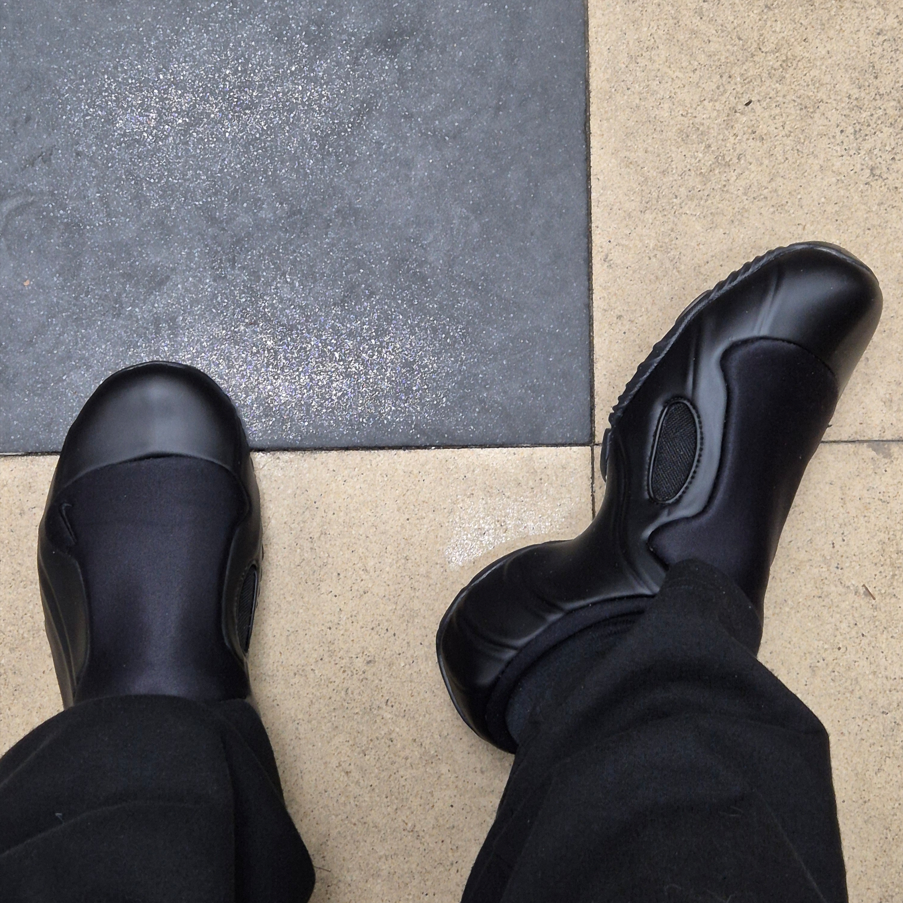 Nike Clogposite Black and Metallic Silver 착용 스타일