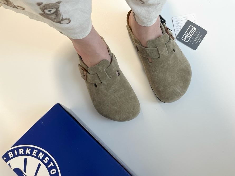 Birkenstock Boston Soft Footbed Taupe - Regular, Birkenstock Gizeh Birko Flor White - Regular 착용 스타일 - 3