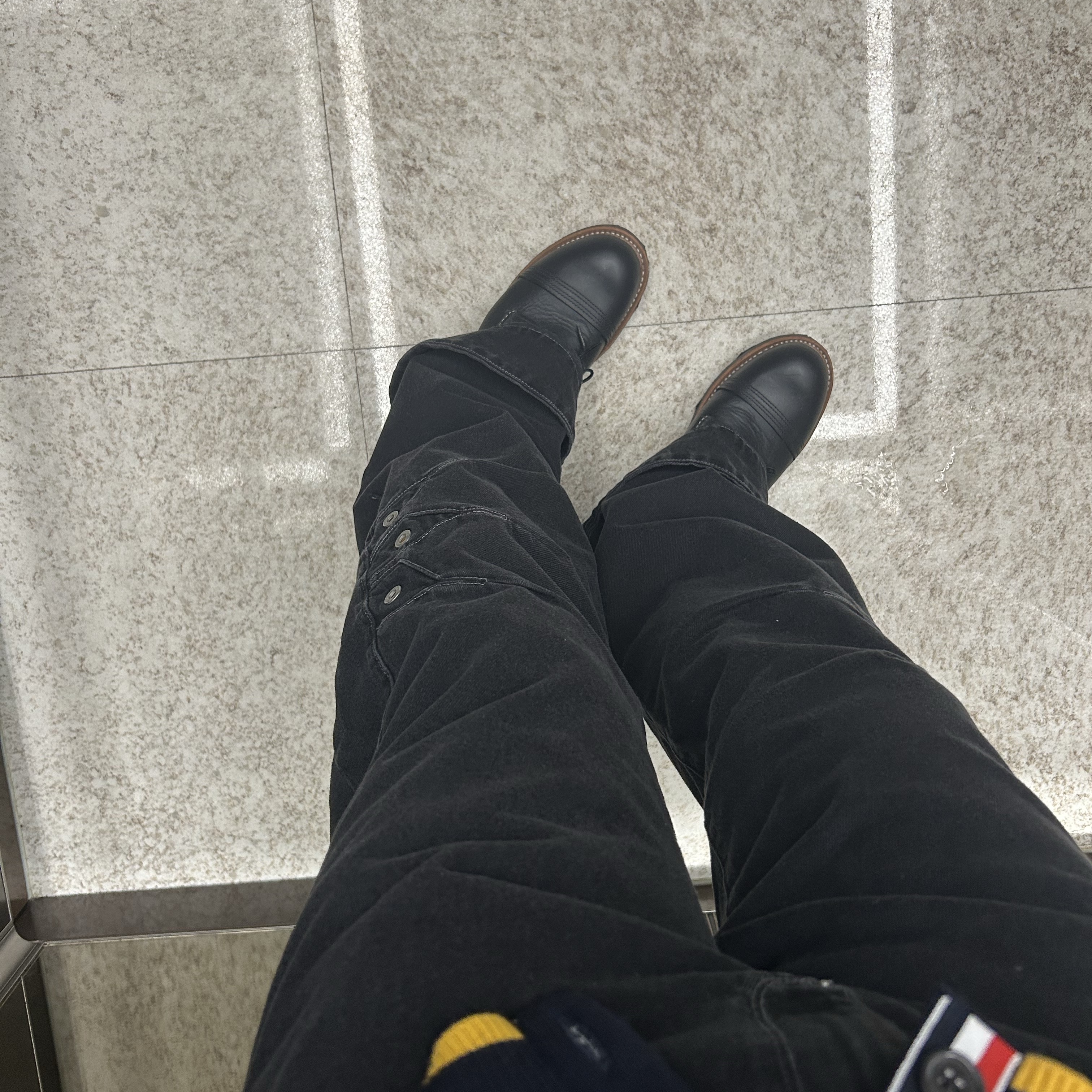 Thom Browne Cotton Merino Birds & Bees 4-Bar V-Neck Cardigan Navy, Levi’s x Kiko Kostadinov Denim Pants Black 착용 스타일 - 2