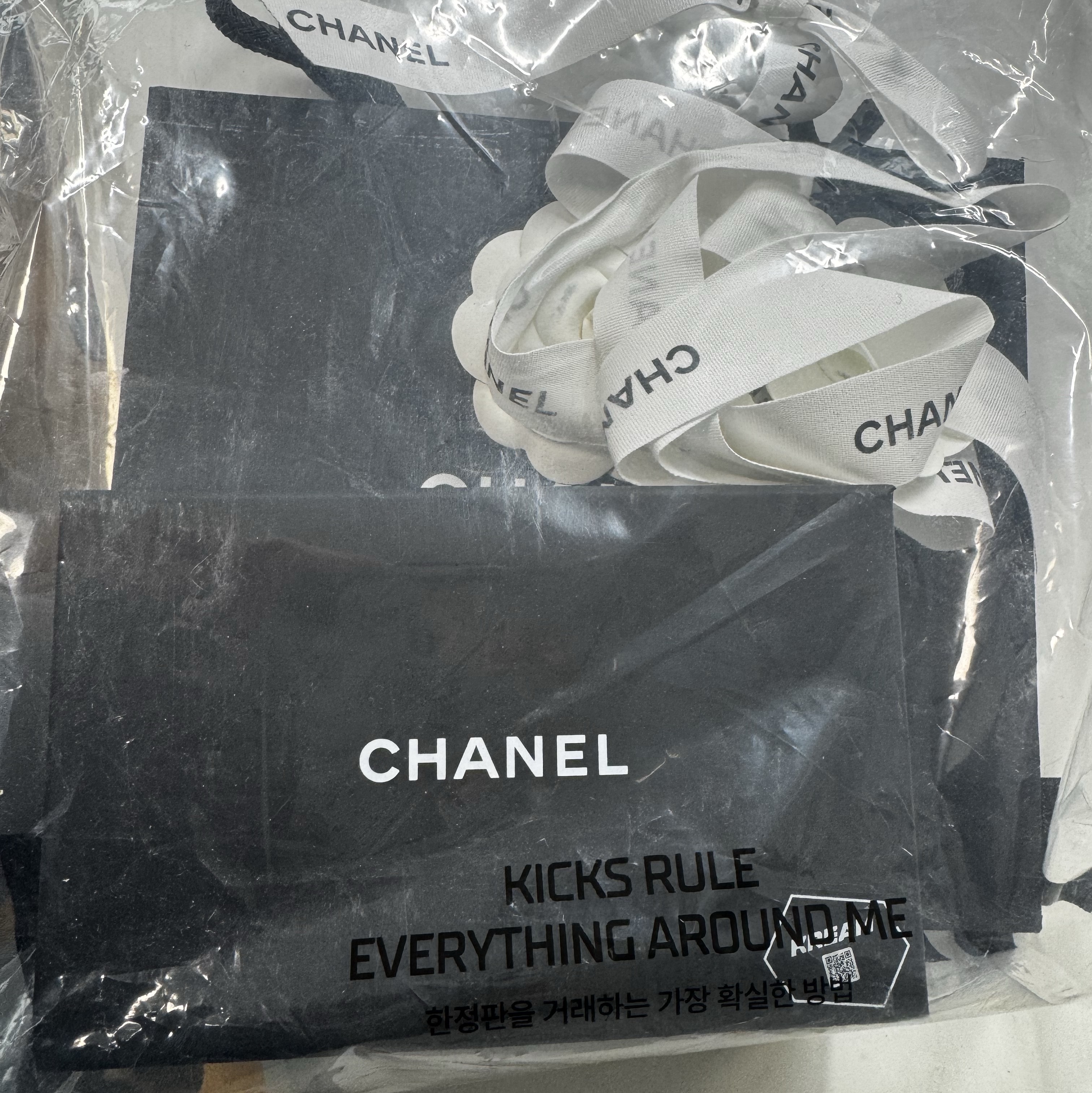 Chanel Classic Card Holder Grained Calfskin & Gold Black 착용 스타일 - 7