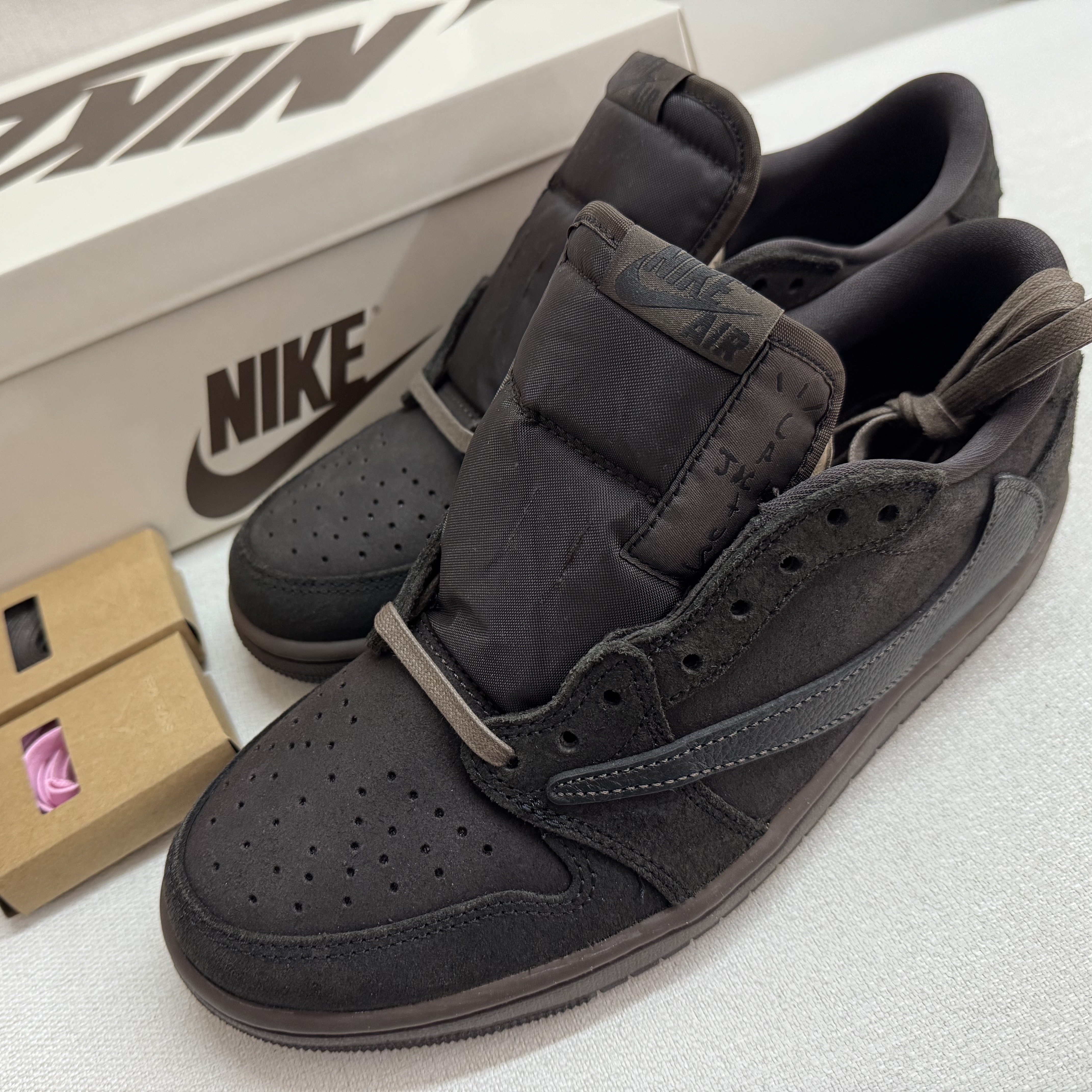 Jordan 1 x Travis Scott Retro Low OG SP Velvet Brown and Dark Mocha 착용 스타일