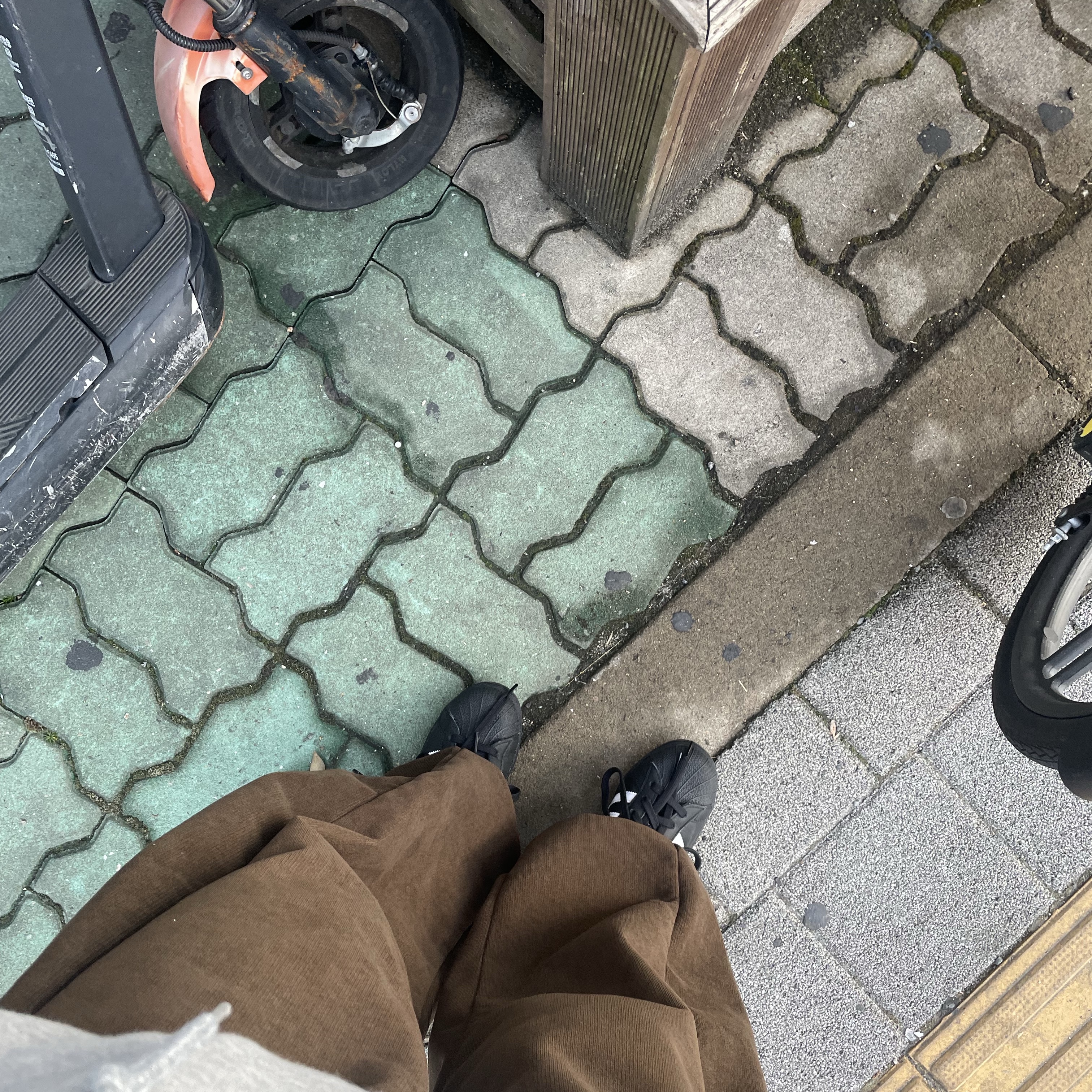 아디다스 슈퍼스타 코어 블랙 화이트, 노스페이스 핫샷 블랙 착용 스타일 - 2
