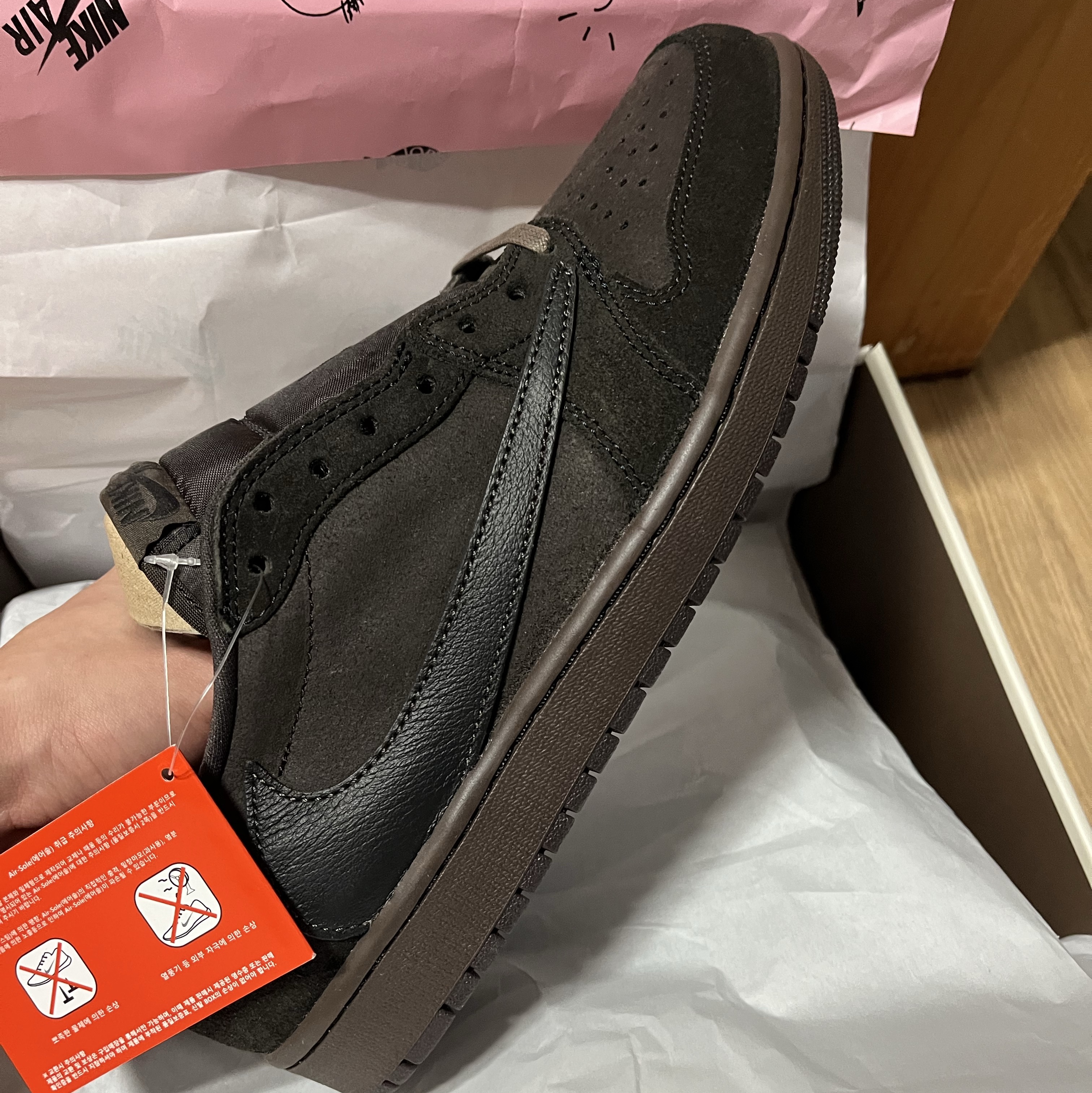 Jordan 1 x Travis Scott Retro Low OG SP Velvet Brown and Dark Mocha 착용 스타일