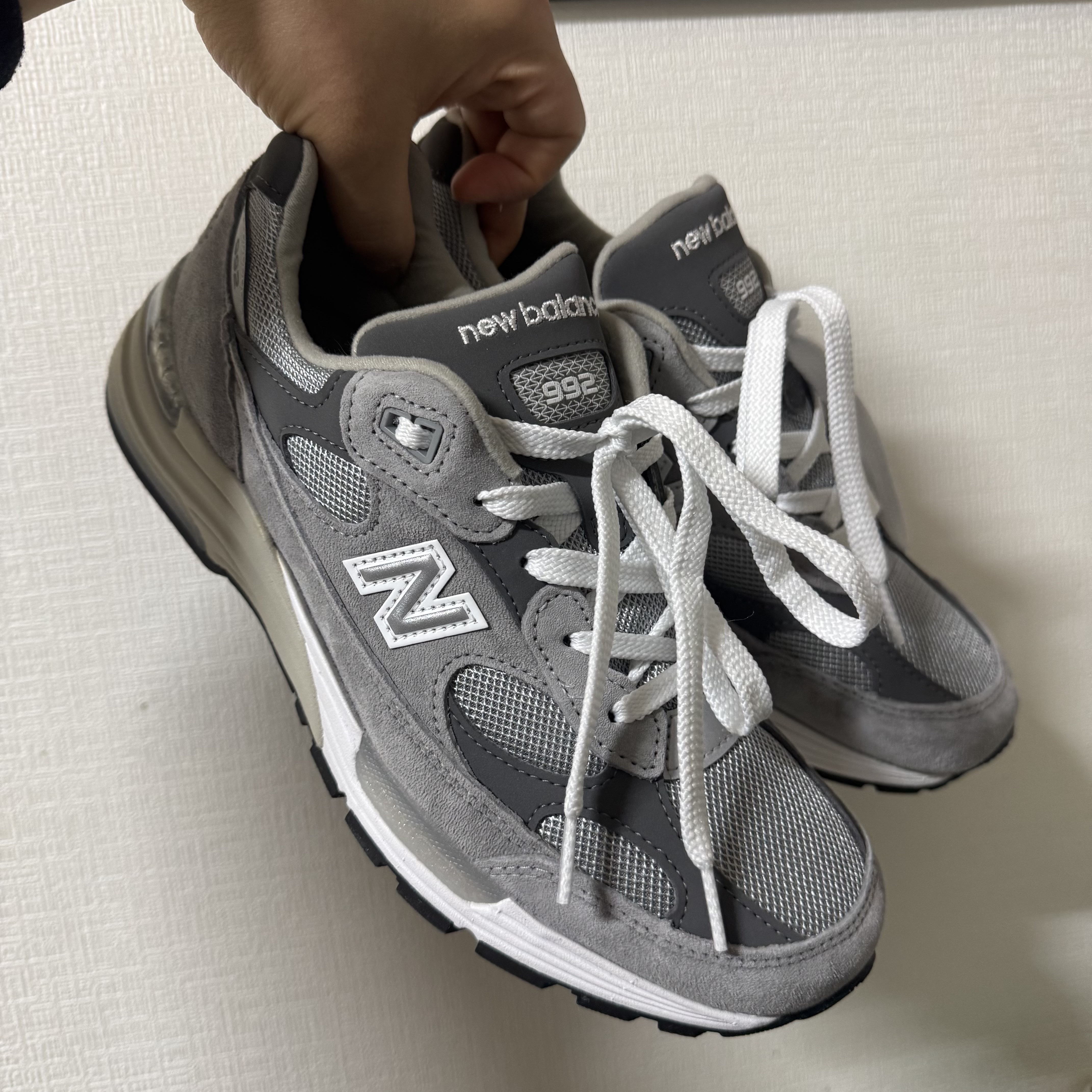 New Balance 992 Made in USA Core Grey Silver Metallic 착용 스타일 - 1