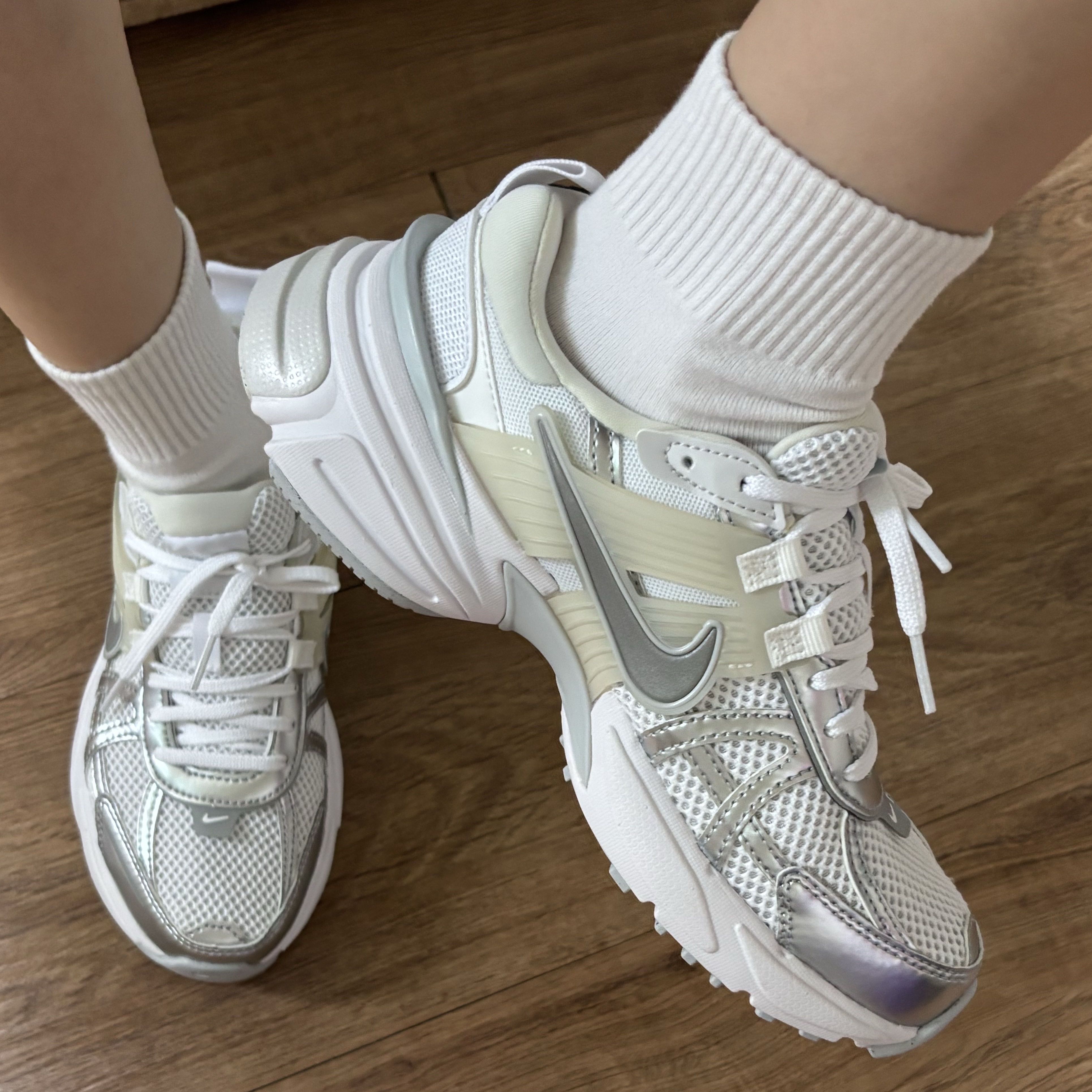 Nike V2K Run Metallic Silver White 착용 스타일 - 1