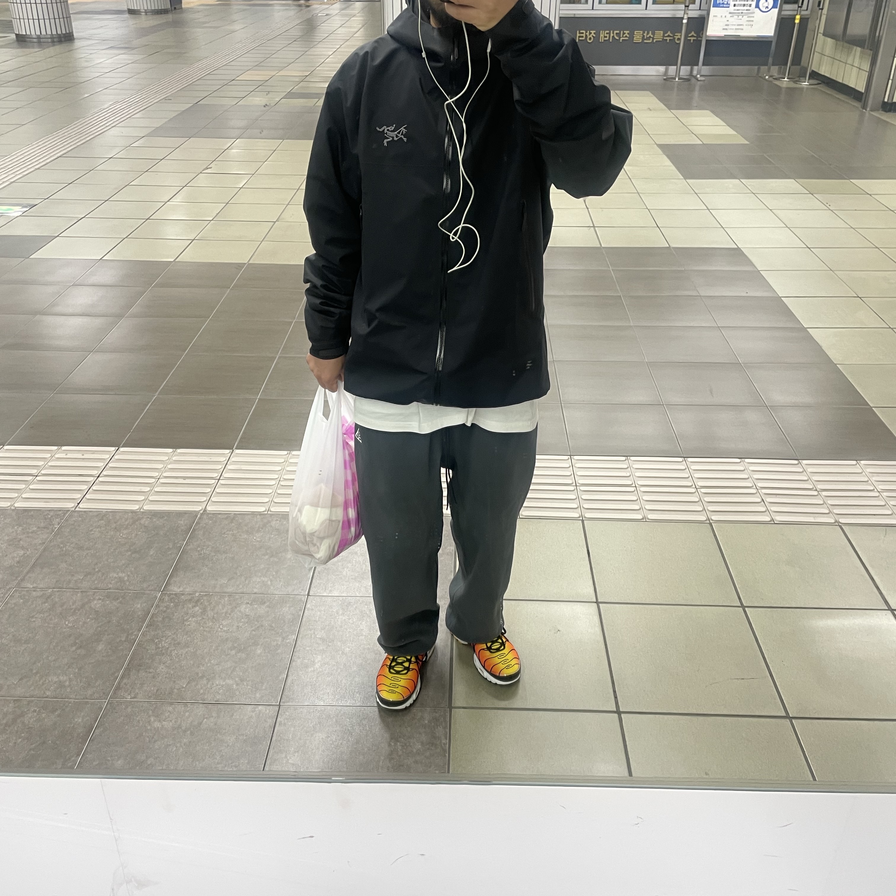 Nike Air Max Plus Bright Ceramic and Tour Yellow 착용 스타일