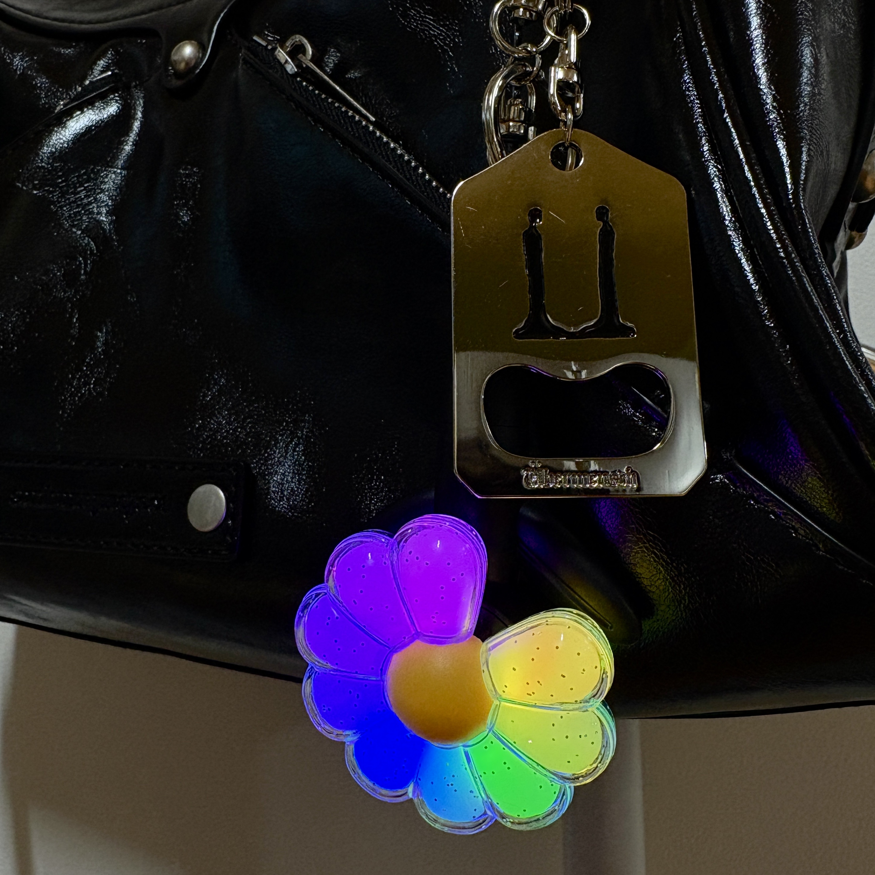 G-DRAGON Ubermensch Metal Keyring, G-DRAGON Ubermensch Official Mini Light Keyring 착용 스타일