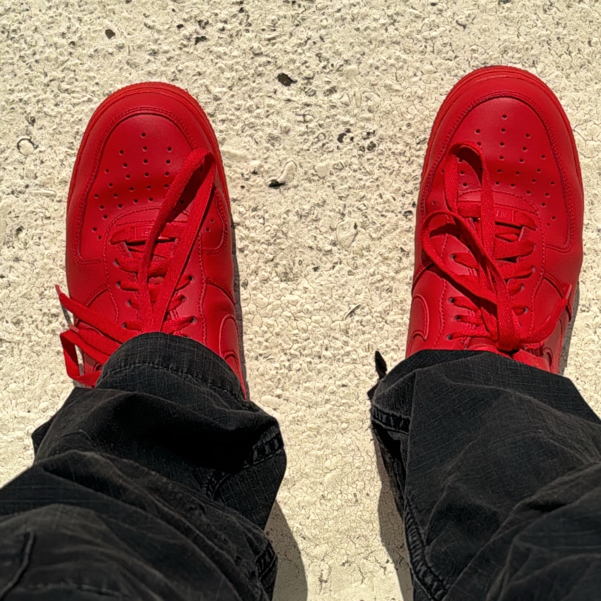 Nike Air Force 1 '07 LV8 Low 1 Triple Red, Salomon Speedcross 3 Sulphur Spring High Risk Red 착용 스타일 - 1