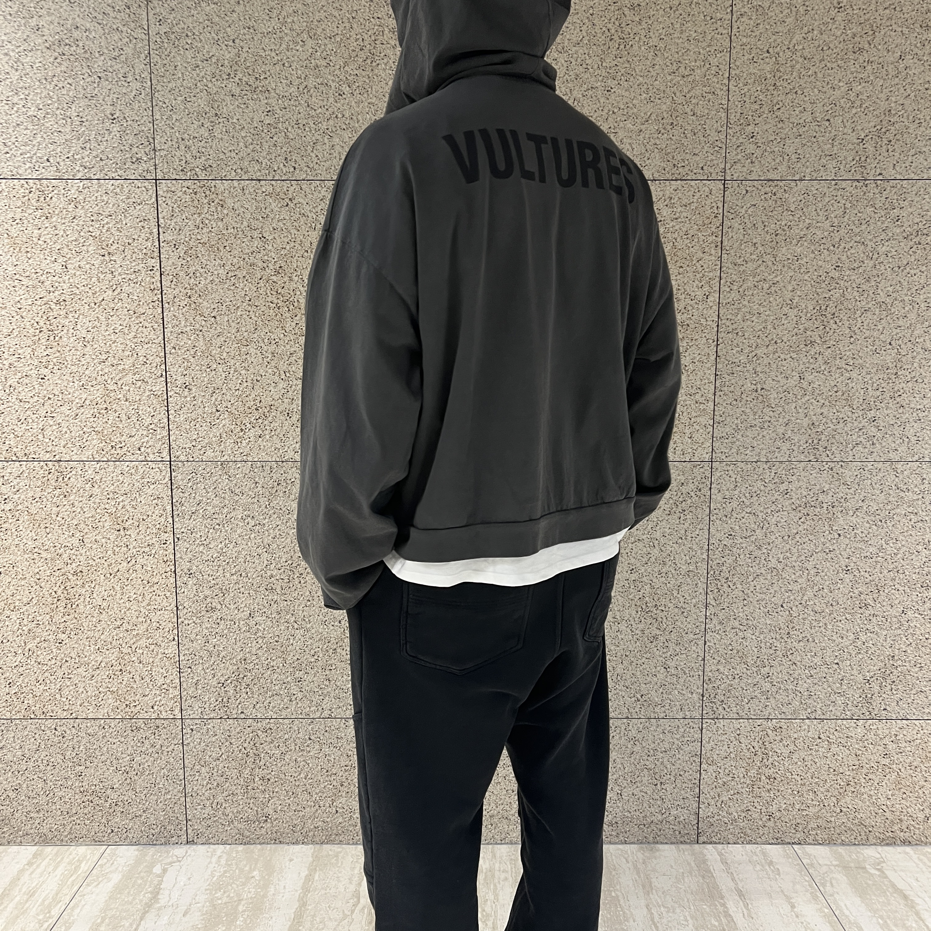 ¥$ Vultures Merch Hoodie Black - Korea Exclusive 착용 스타일