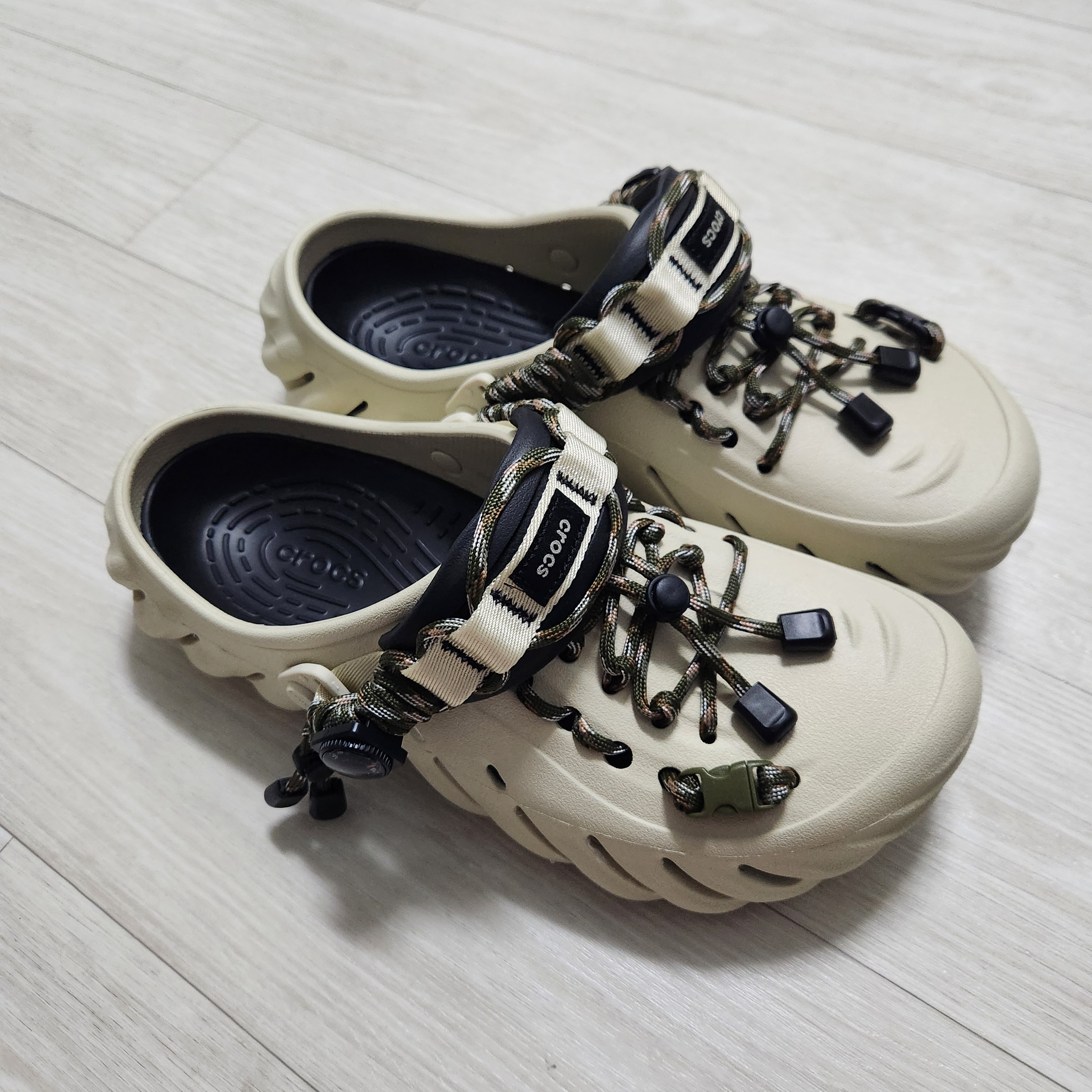 Crocs Echo Clog Bone Black 착용 스타일 - 1