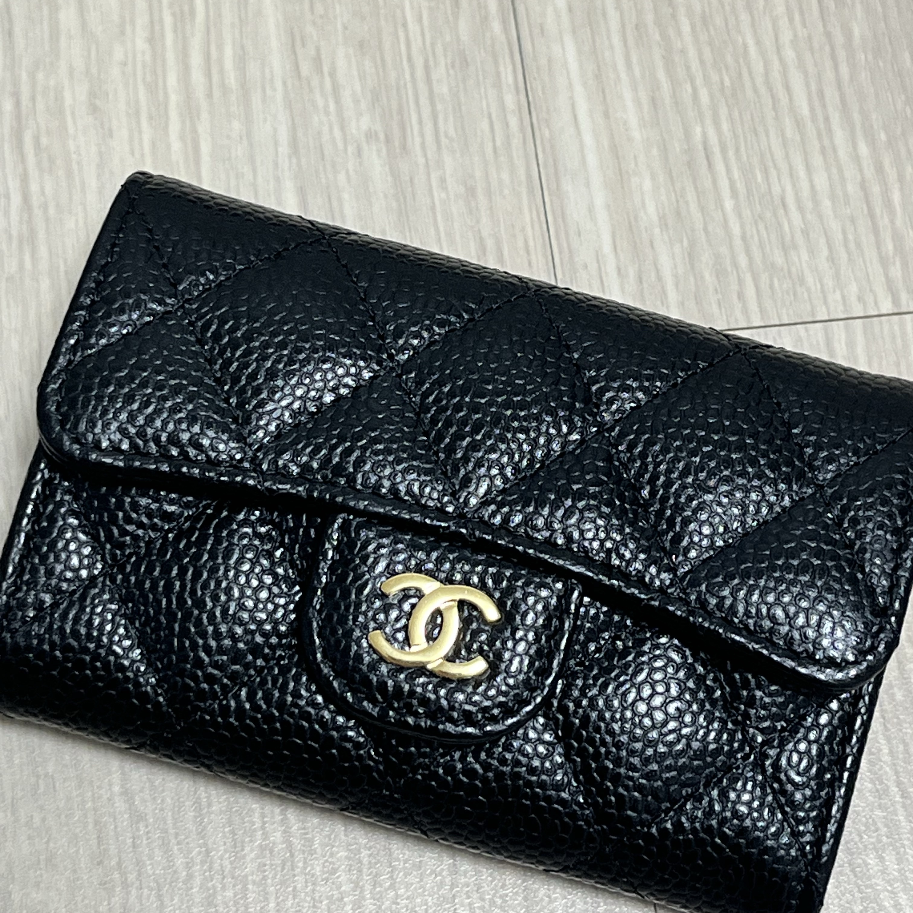 Chanel Classic Card Holder Grained Calfskin & Gold Black 착용 스타일