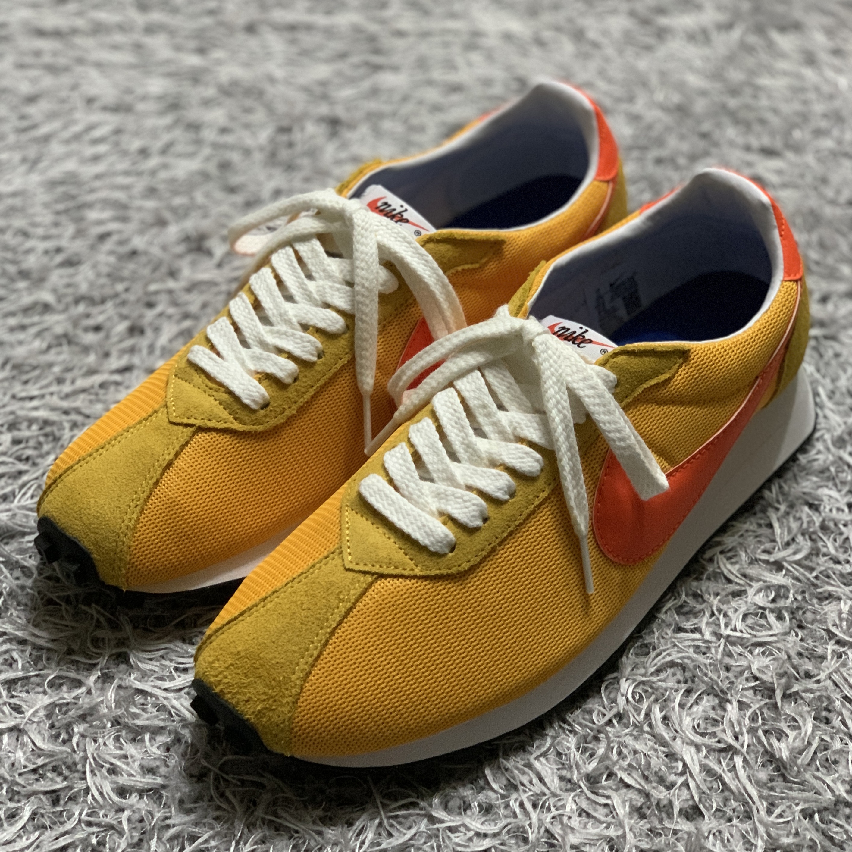 Nike LD-1000 SP University Gold and Safety Orange 착용 스타일