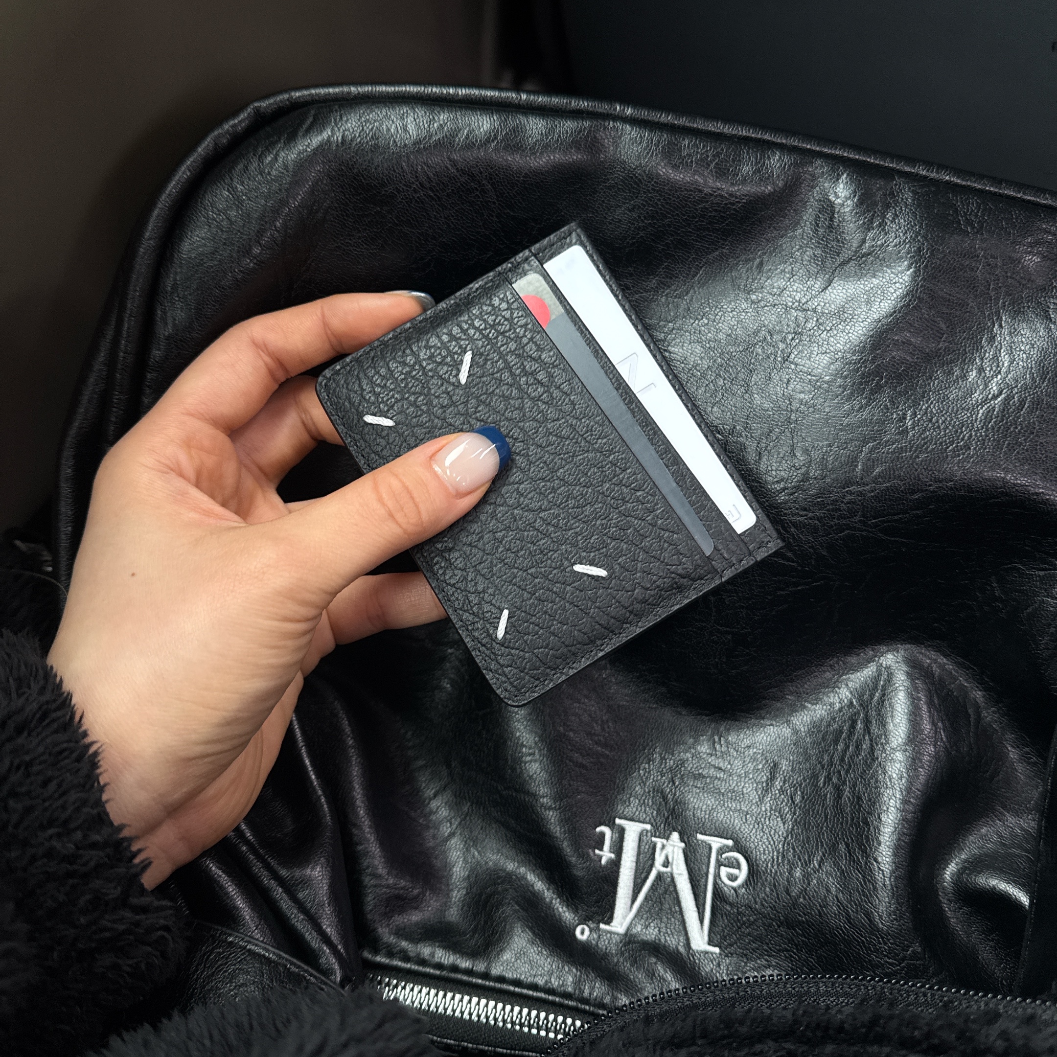 Maison Margiela Stitch Card Holder Black 착용 스타일