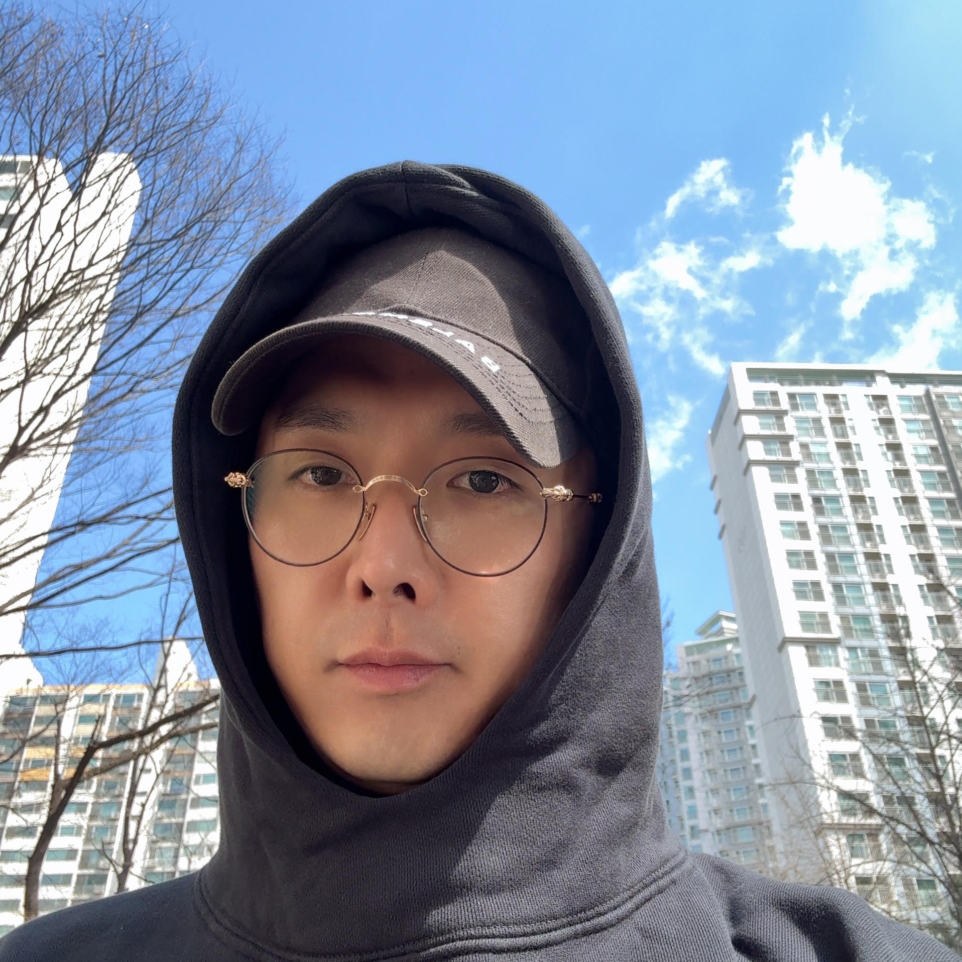Balenciaga Cap Black, Yeezy Gap Engineered By Balenciaga Dove Hoodie Washed Black 착용 스타일 - 1