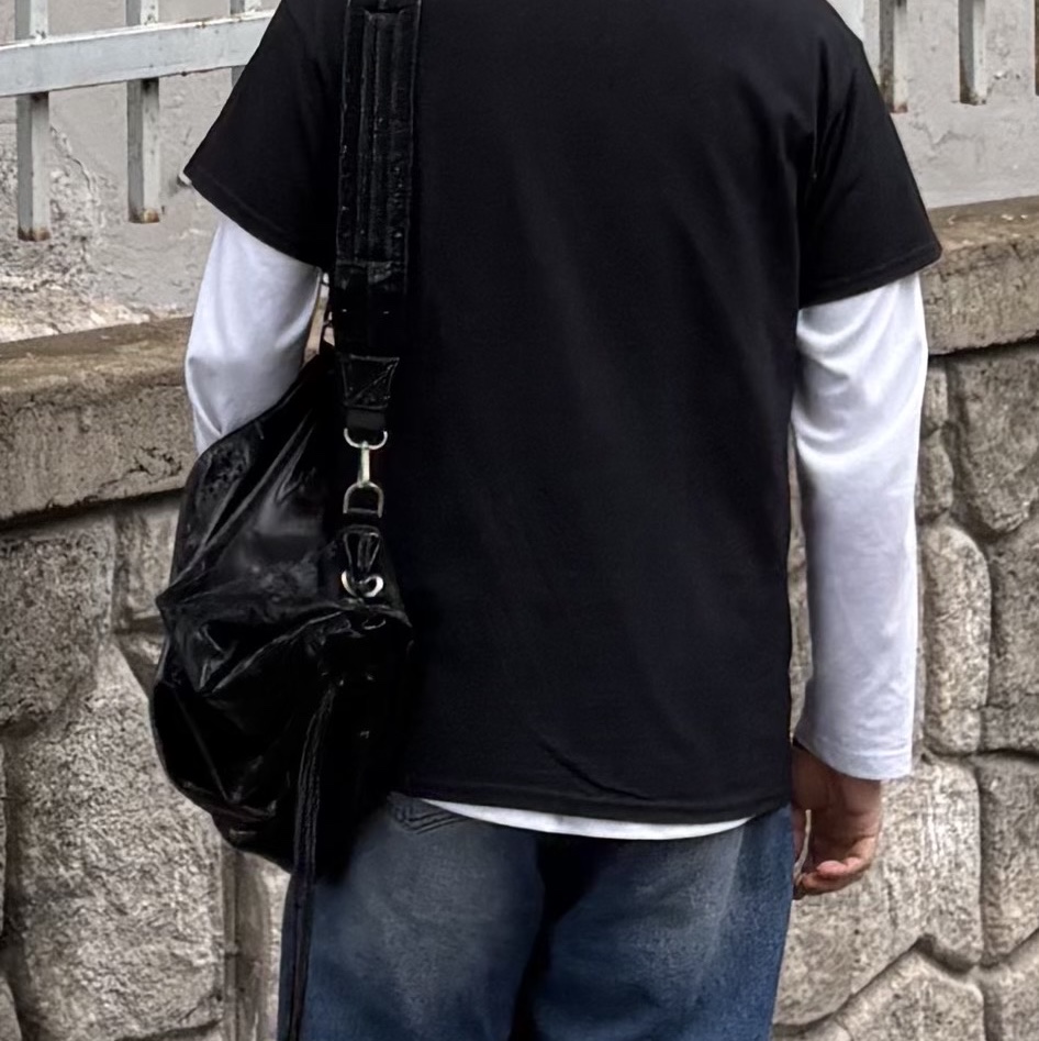 Gildan X EMEM Riverside T-Shirt Black 착용 스타일 - 5