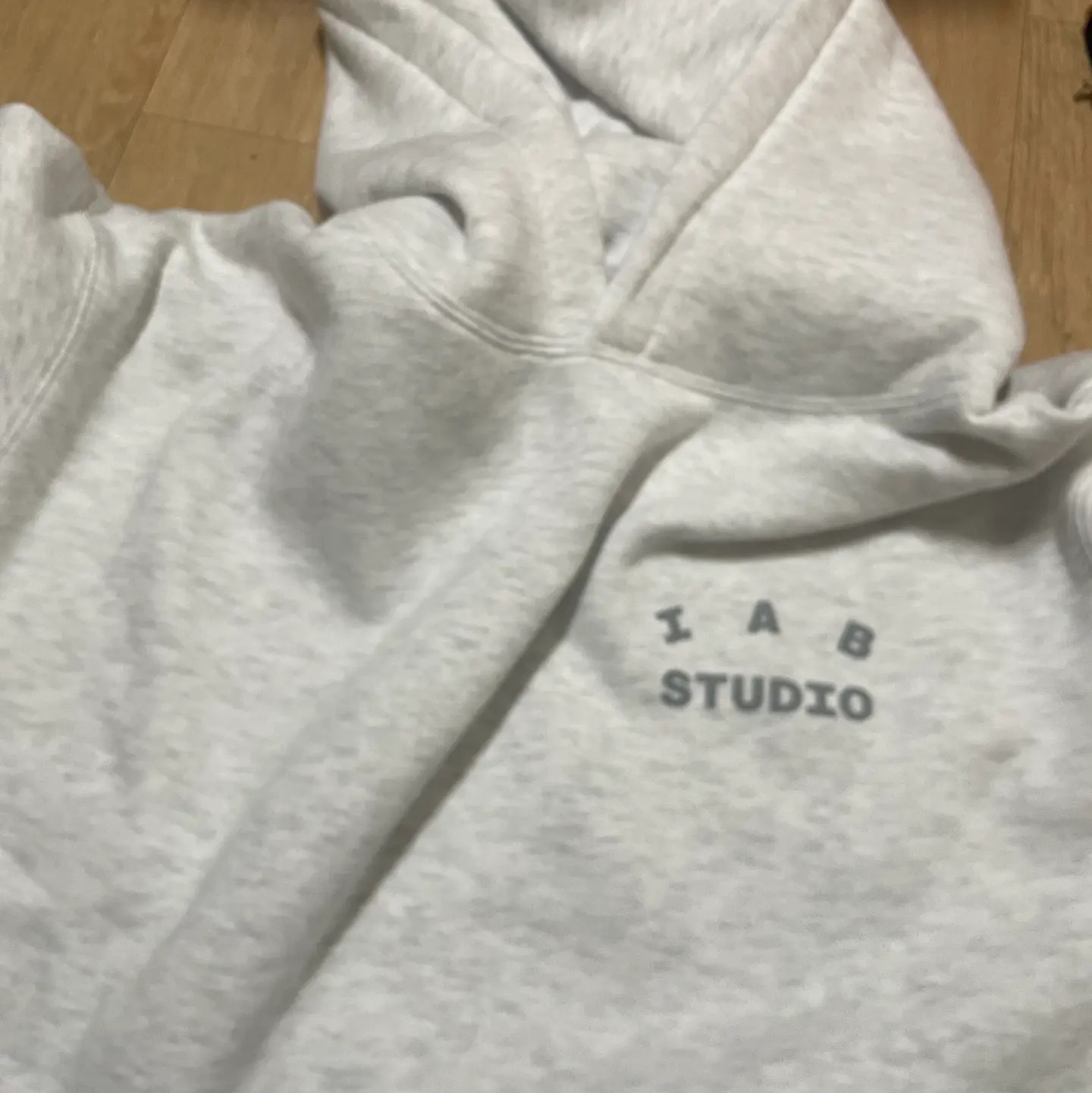 IAB Studio Hoodie Light Gray 착용 스타일