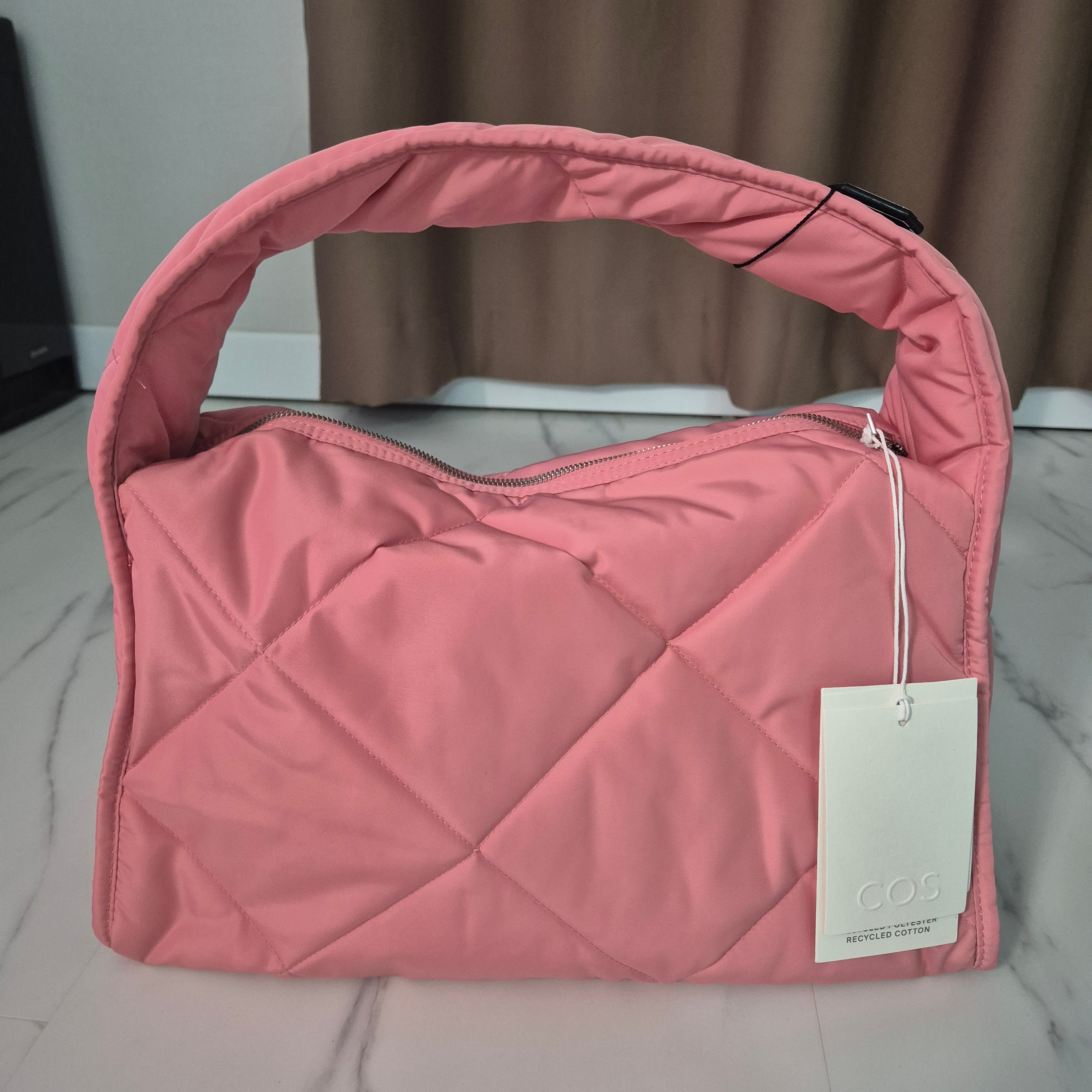 COS Diamond Quilted Shoulder Bag Mist Powder 착용 스타일 - 1