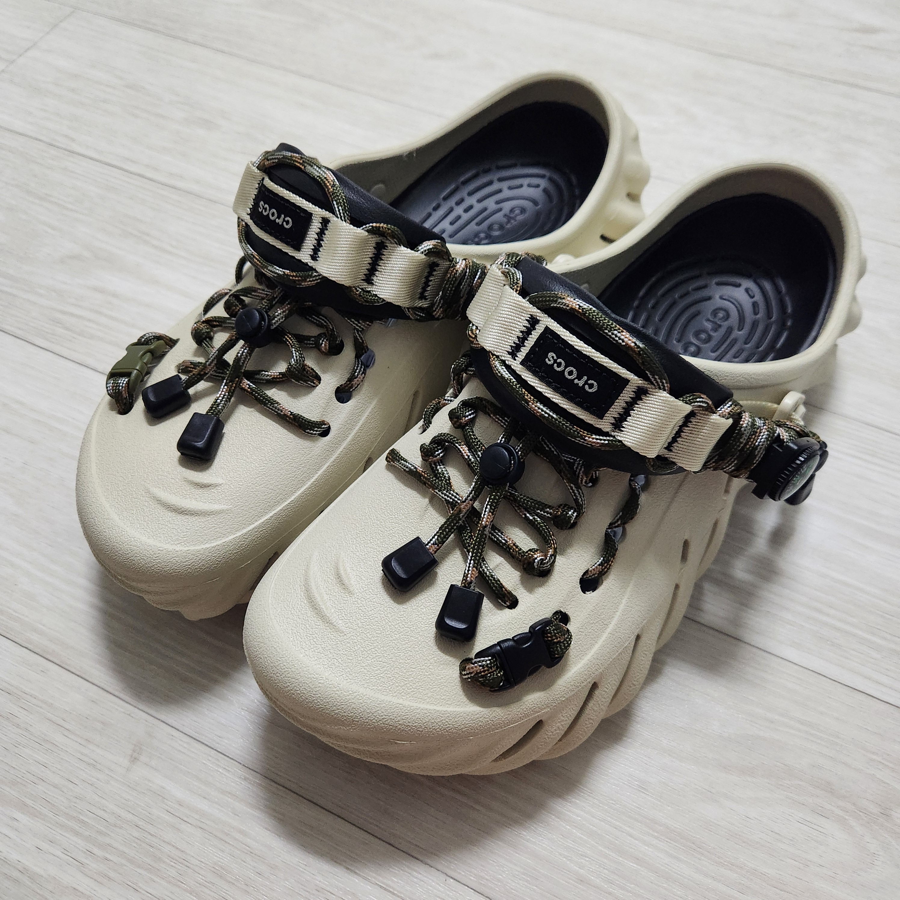 Crocs Echo Clog Bone Black 착용 스타일 - 2