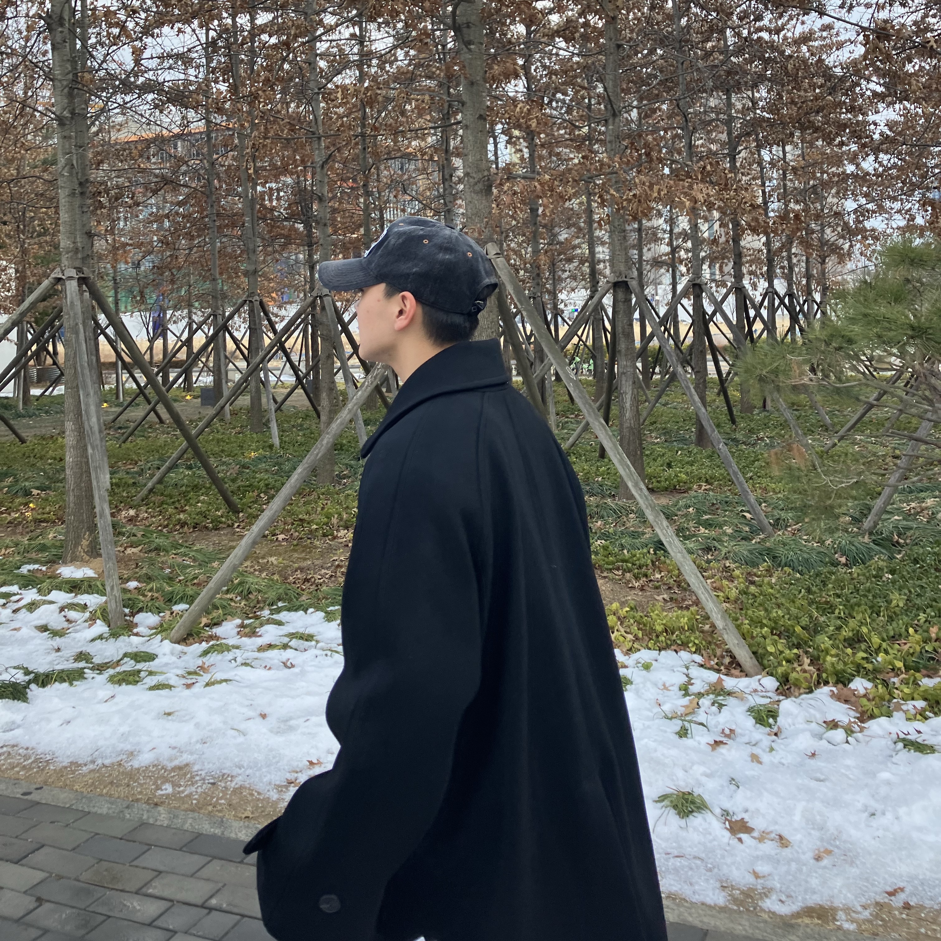 Undermycar Legion.02 Balmacaan Oversized Wool Coat Black 착용 스타일