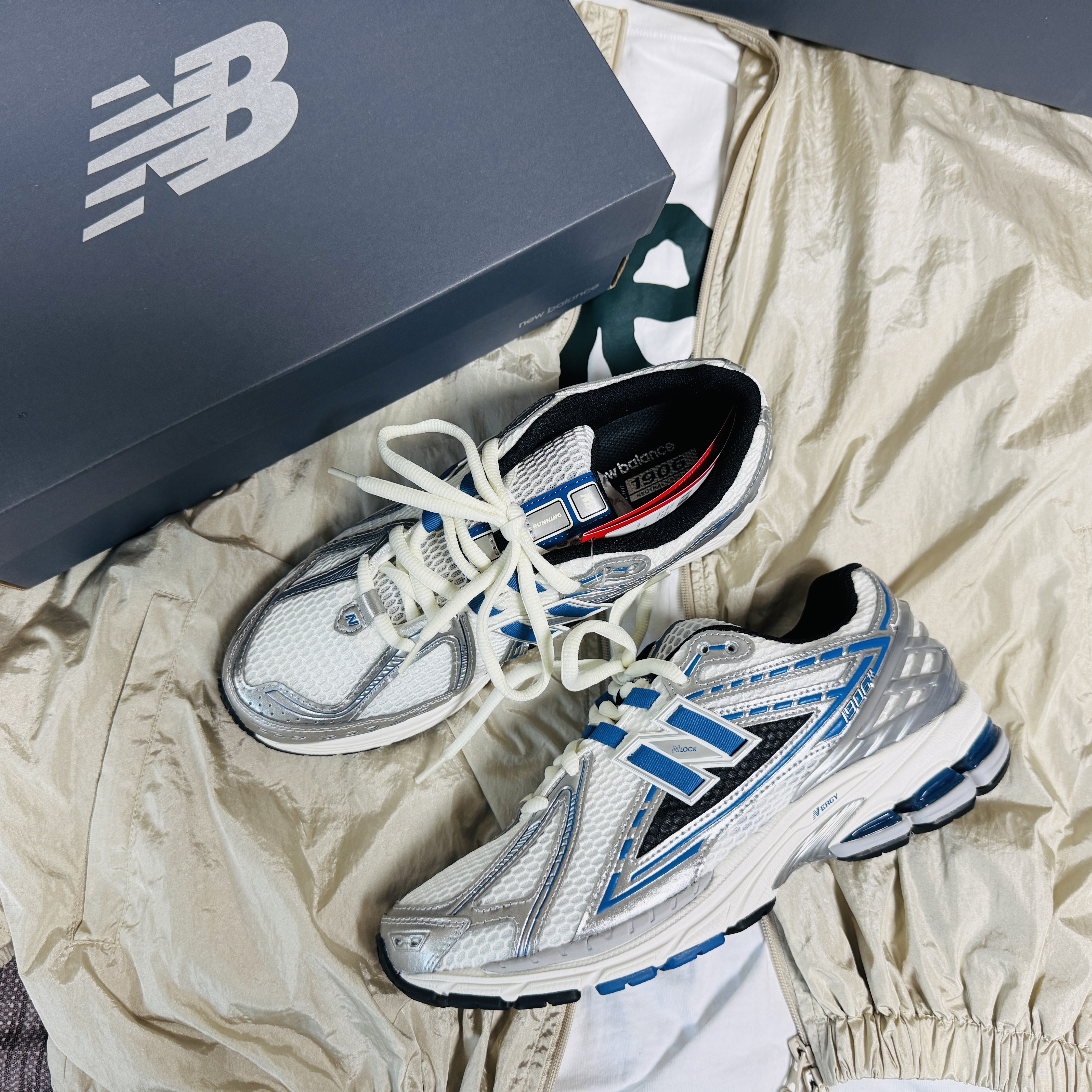 New Balance 1906R Silver Metallic Blue 착용 스타일 - 1