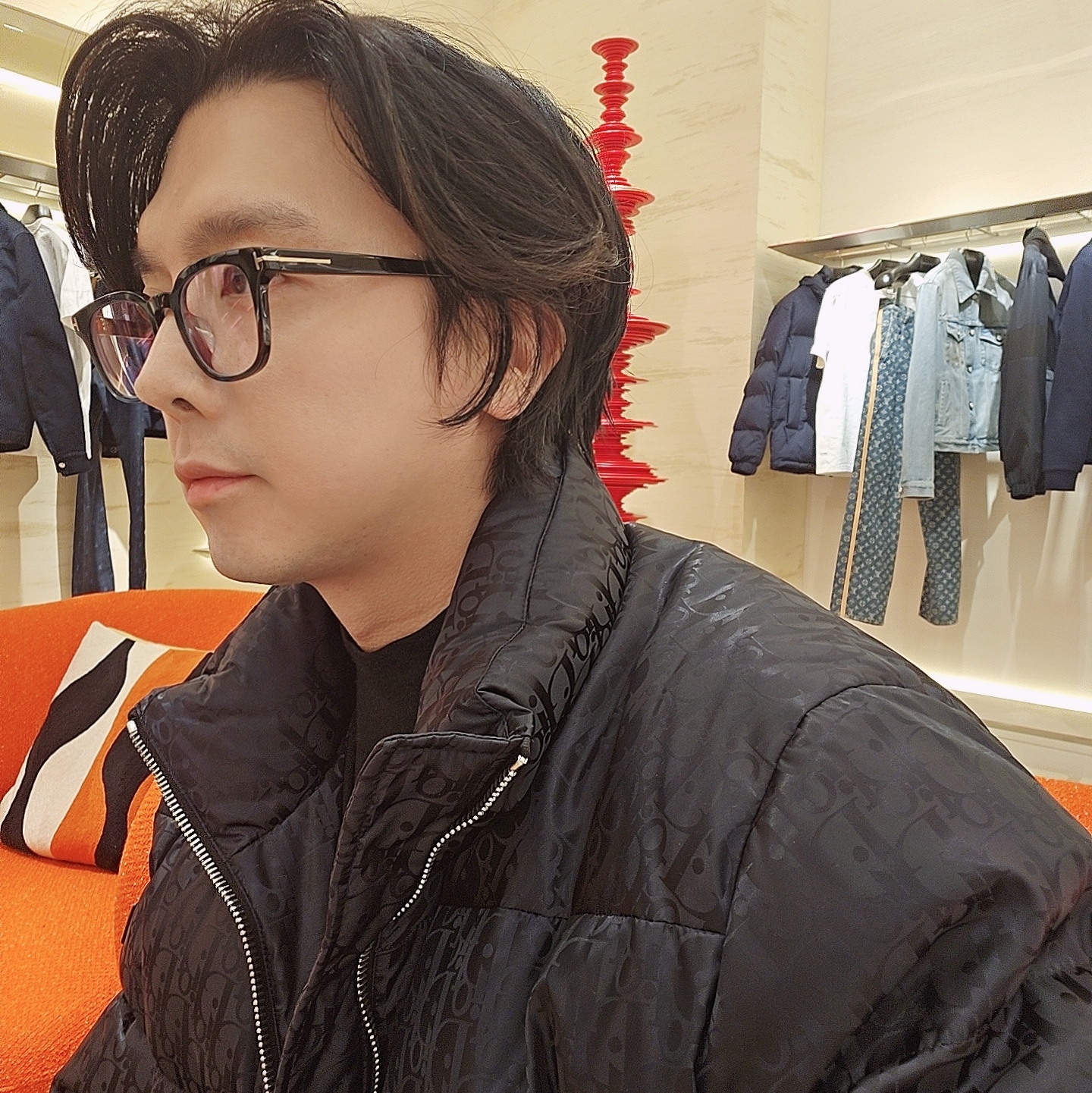 디올 오블리크 다운 자켓 블랙 나일론 자카드, 톰포드 TF6000 블랙 착용 스타일