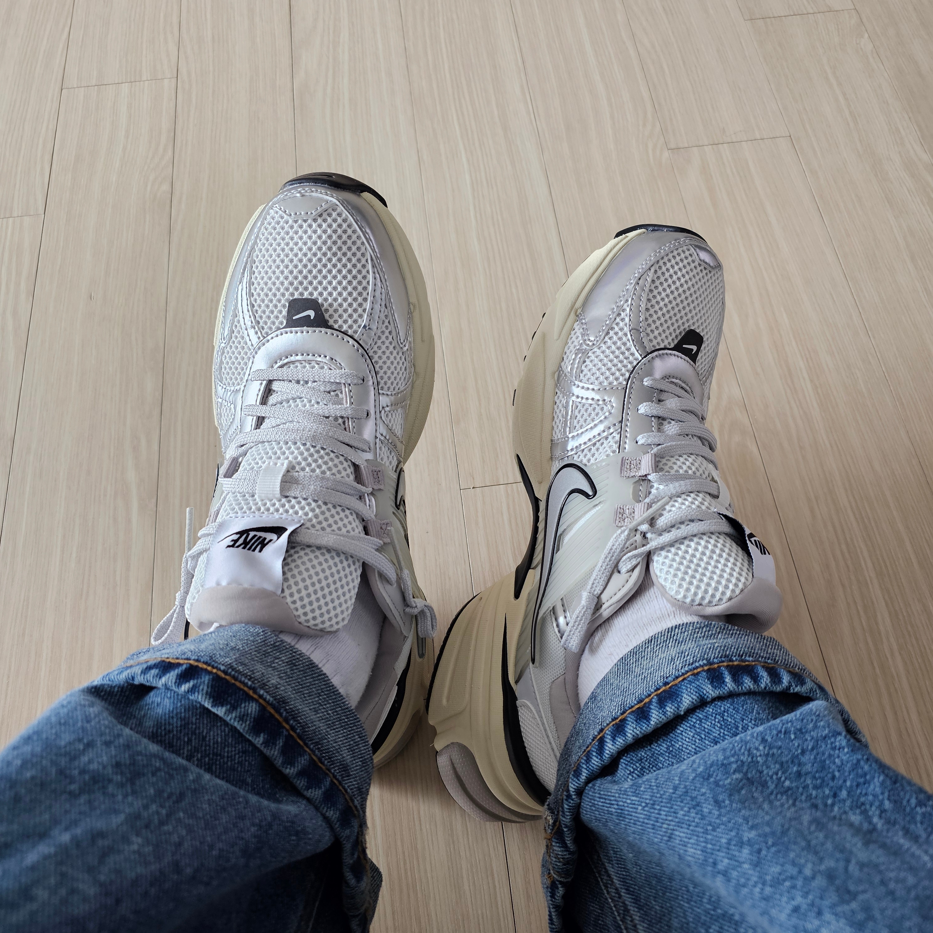 Nike V2K Run Pure Platinum Light Iron Ore 착용 스타일