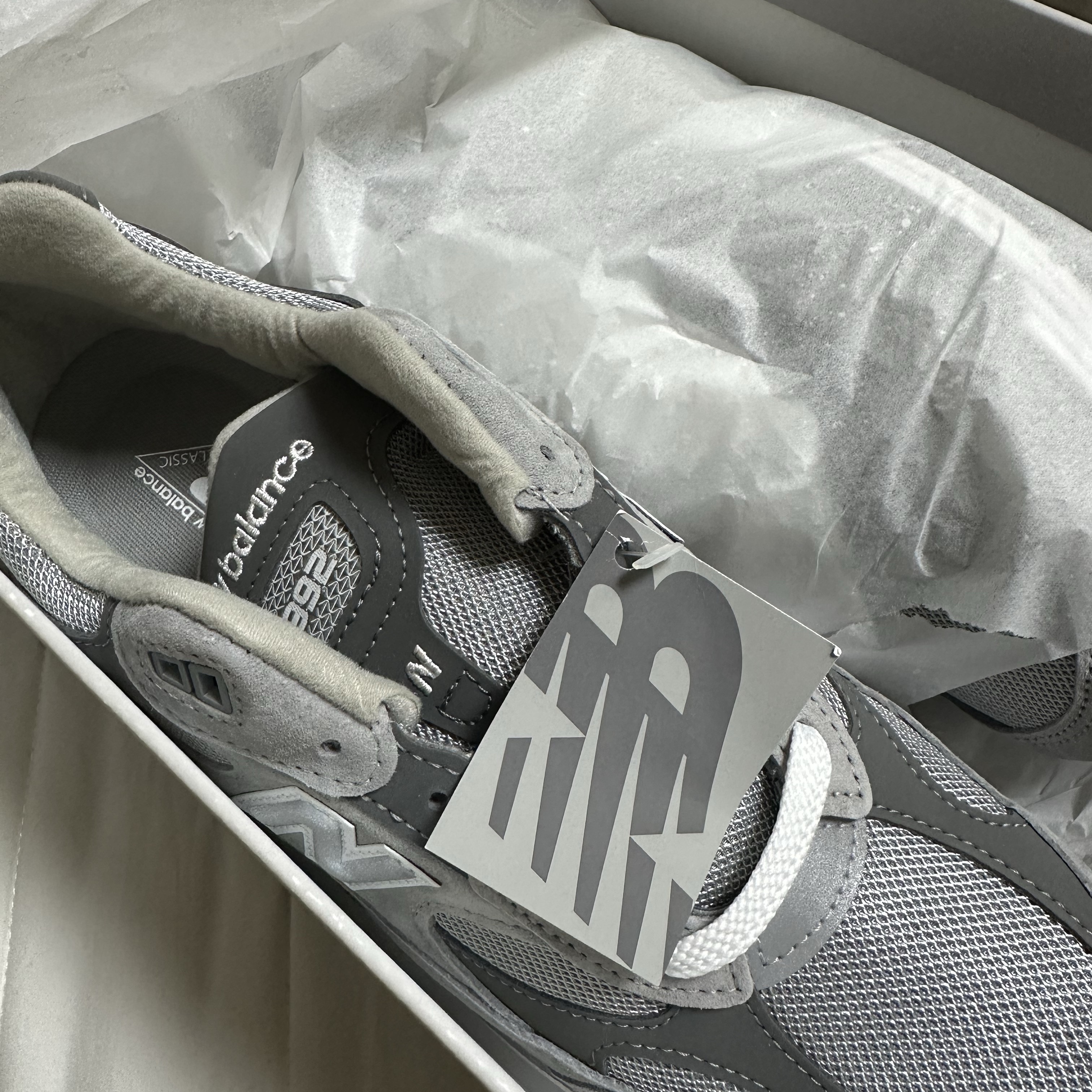 New Balance 992 Made in USA Core Grey Silver Metallic 착용 스타일