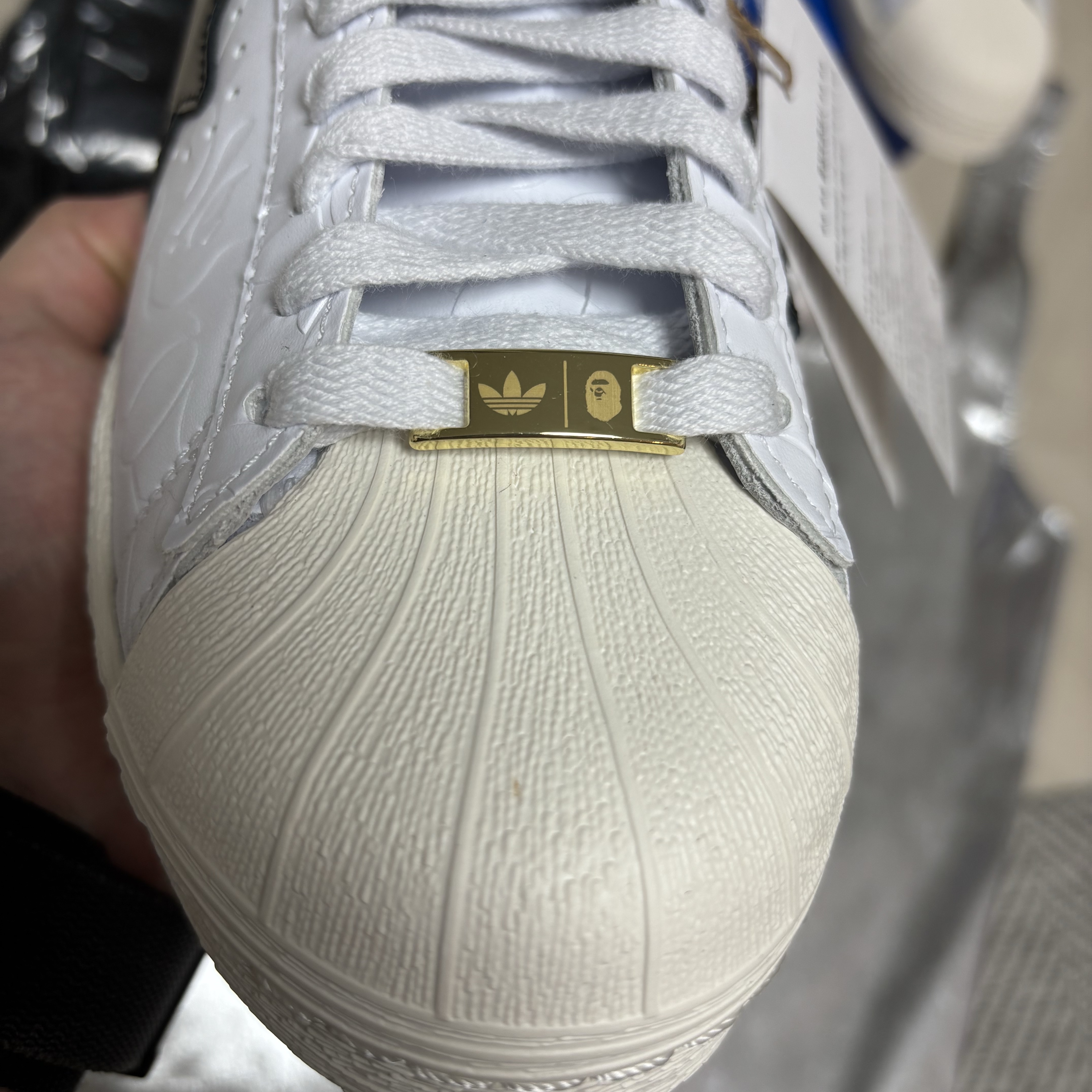 Adidas x BAPE Superstar Vintage Cloud White Core Black, Adidas x BAPE Baseball Cap Black 착용 스타일 - 4