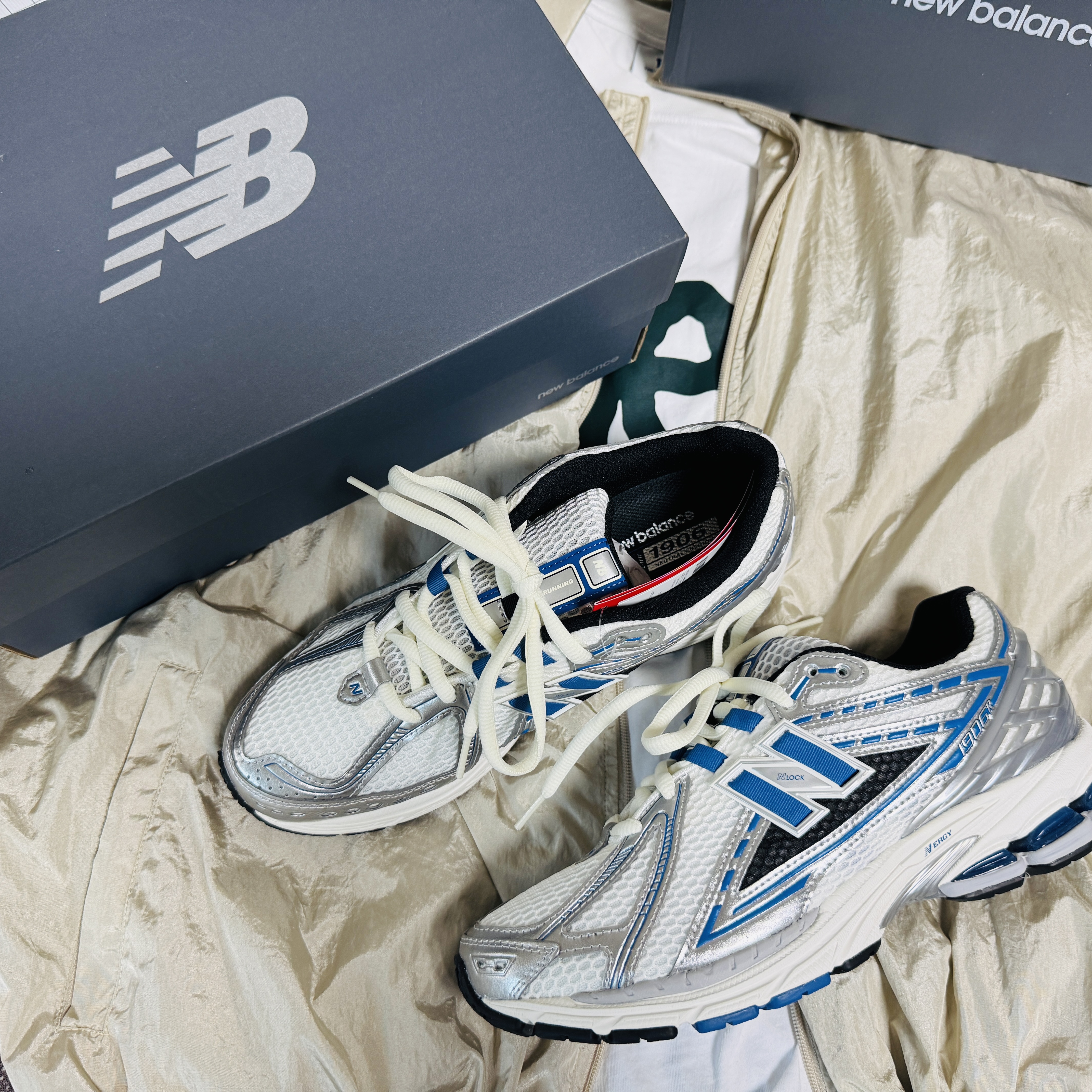 New Balance 1906R Silver Metallic Blue 착용 스타일 - 3
