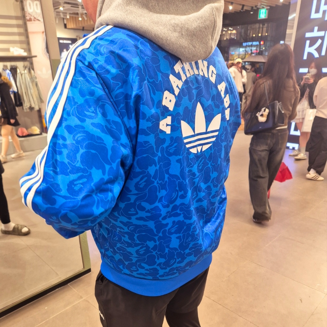 Adidas x BAPE Allover Print Track Top Blue - KR Sizing, Adidas Adilette 22 Olive Strata 착용 스타일 - 1