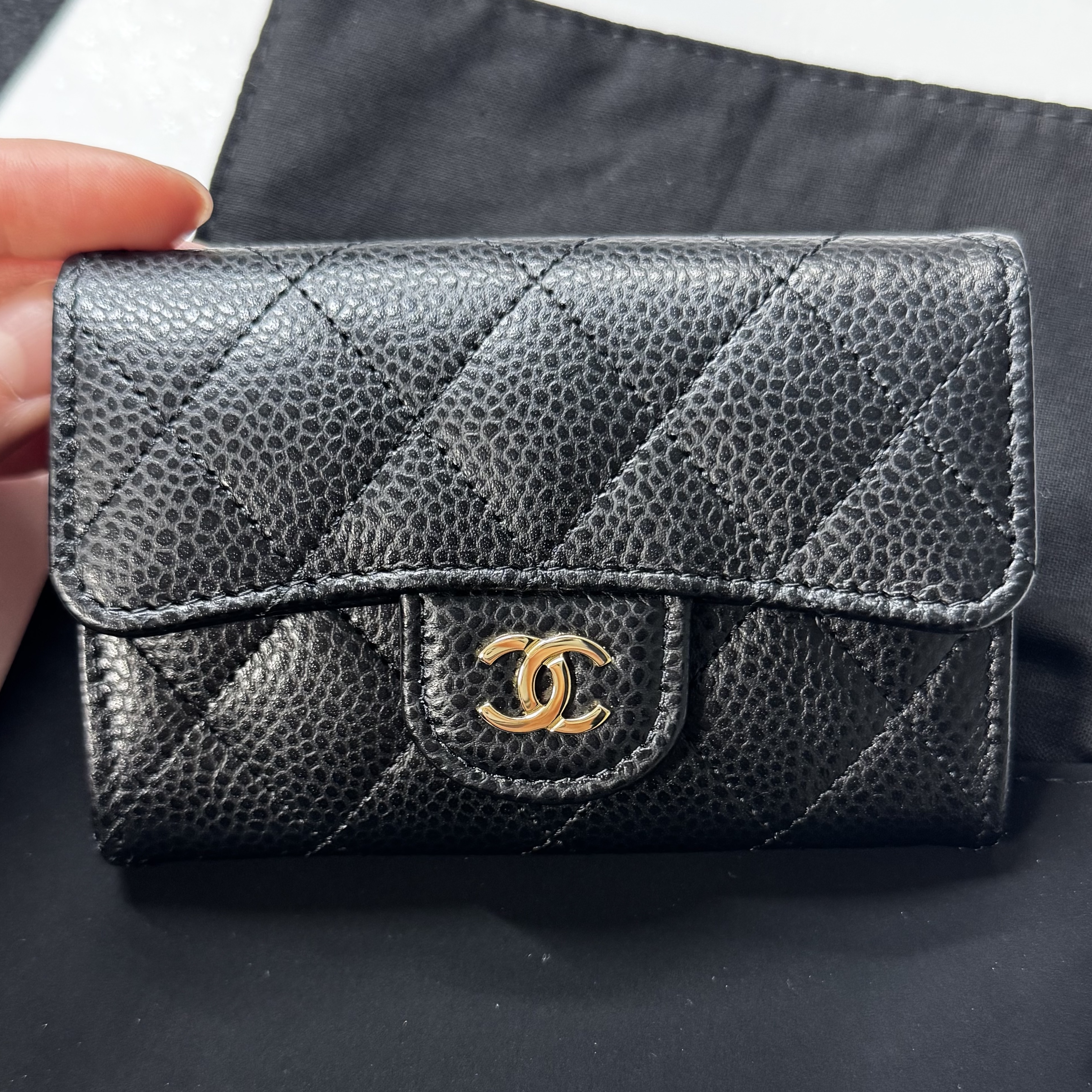 Chanel Classic Card Holder Grained Calfskin & Gold Black 착용 스타일 - 1
