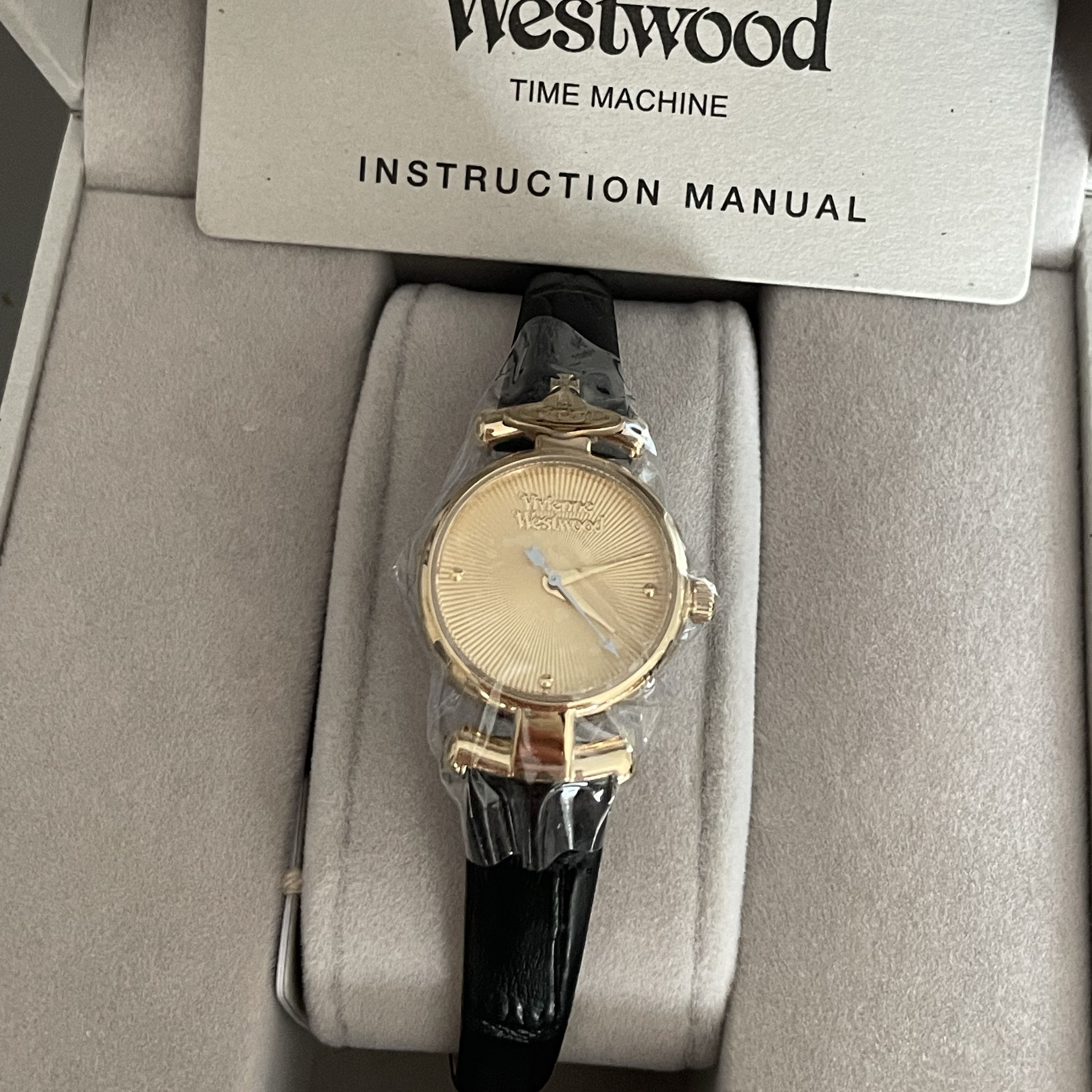 Vivienne Westwood Maida VV090GDBK 착용 스타일