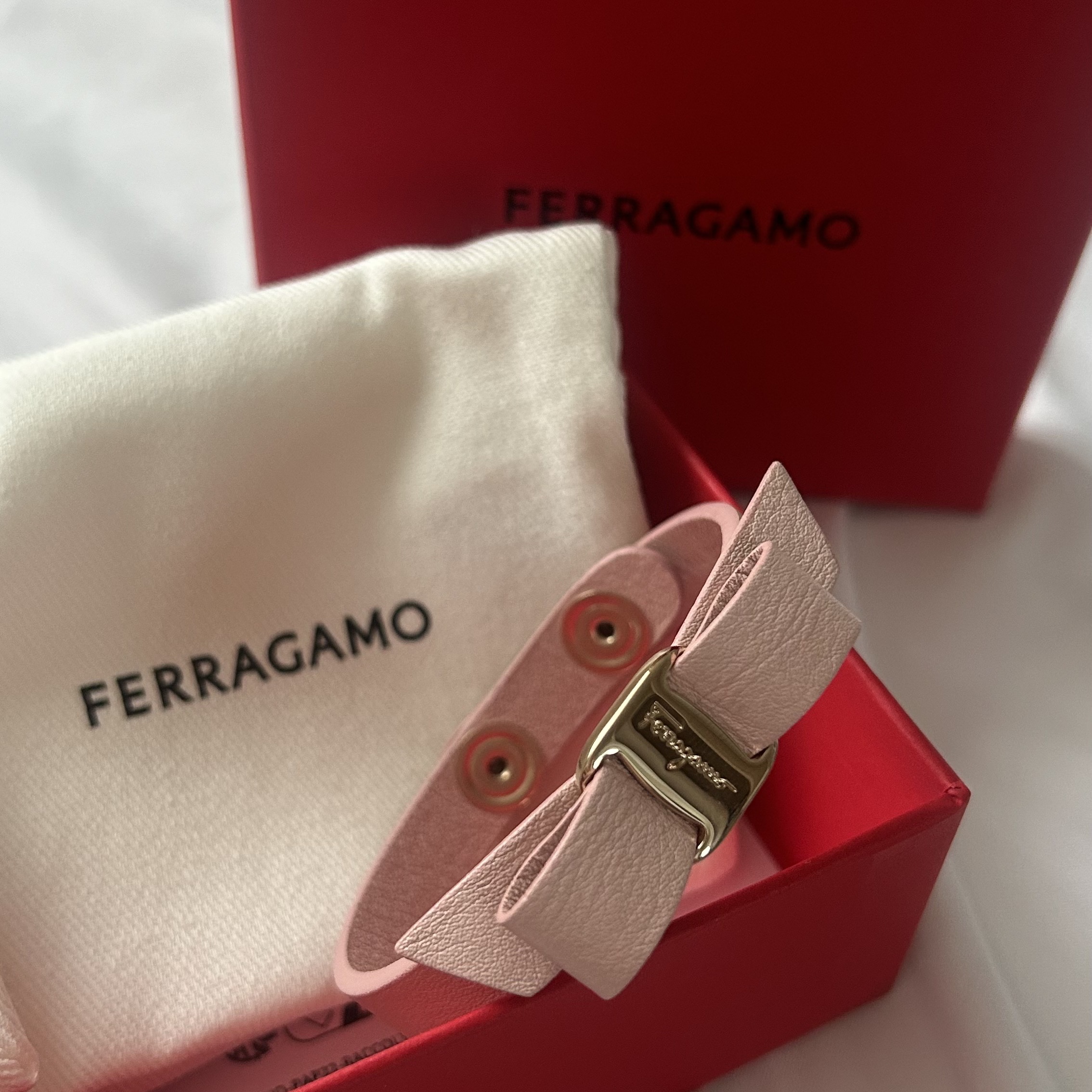 (W) Ferragamo Barra Leather Bracelet Bubblegum 착용 스타일 - 1