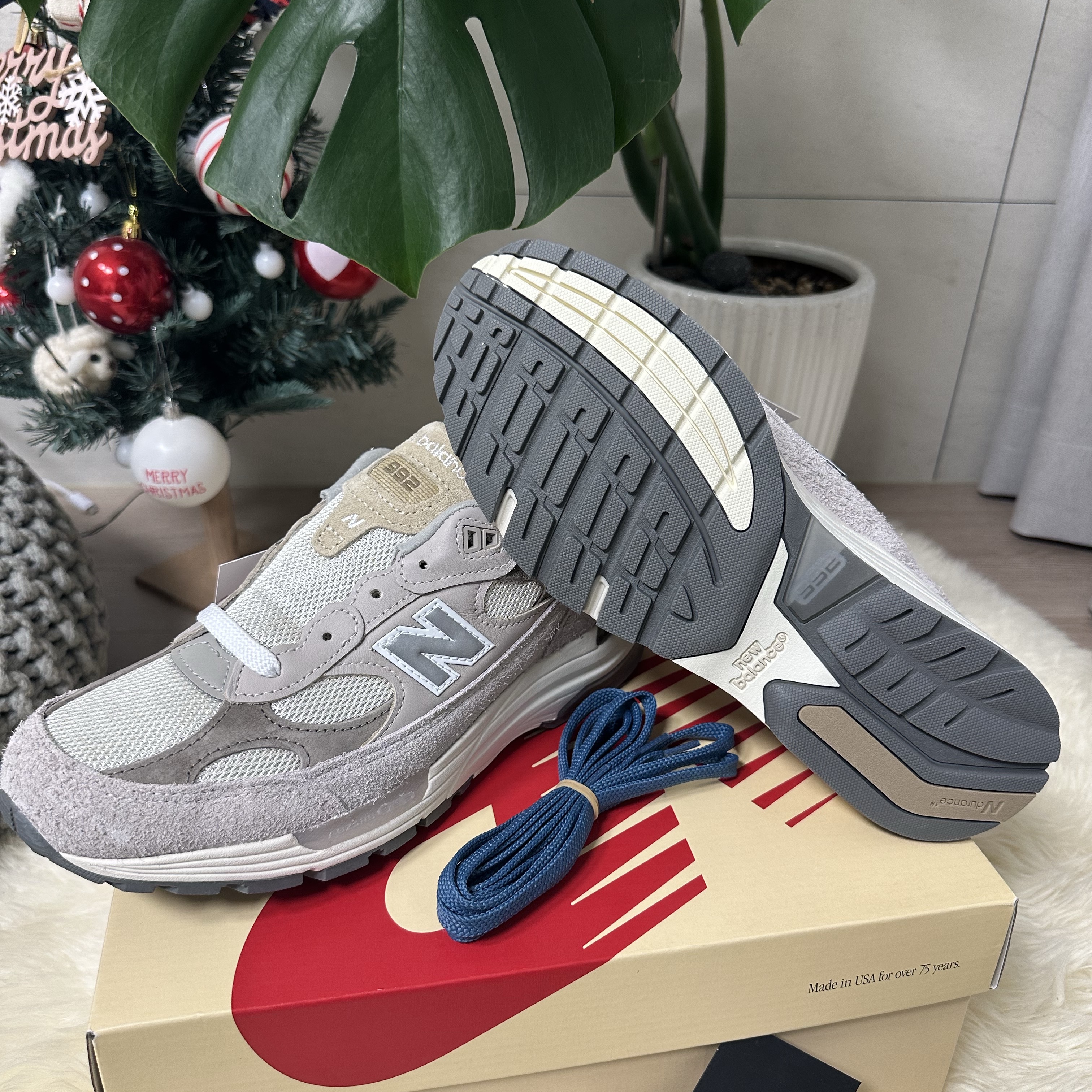 New Balance 992 Made in USA Moonrock Mushroom 착용 스타일 - 2