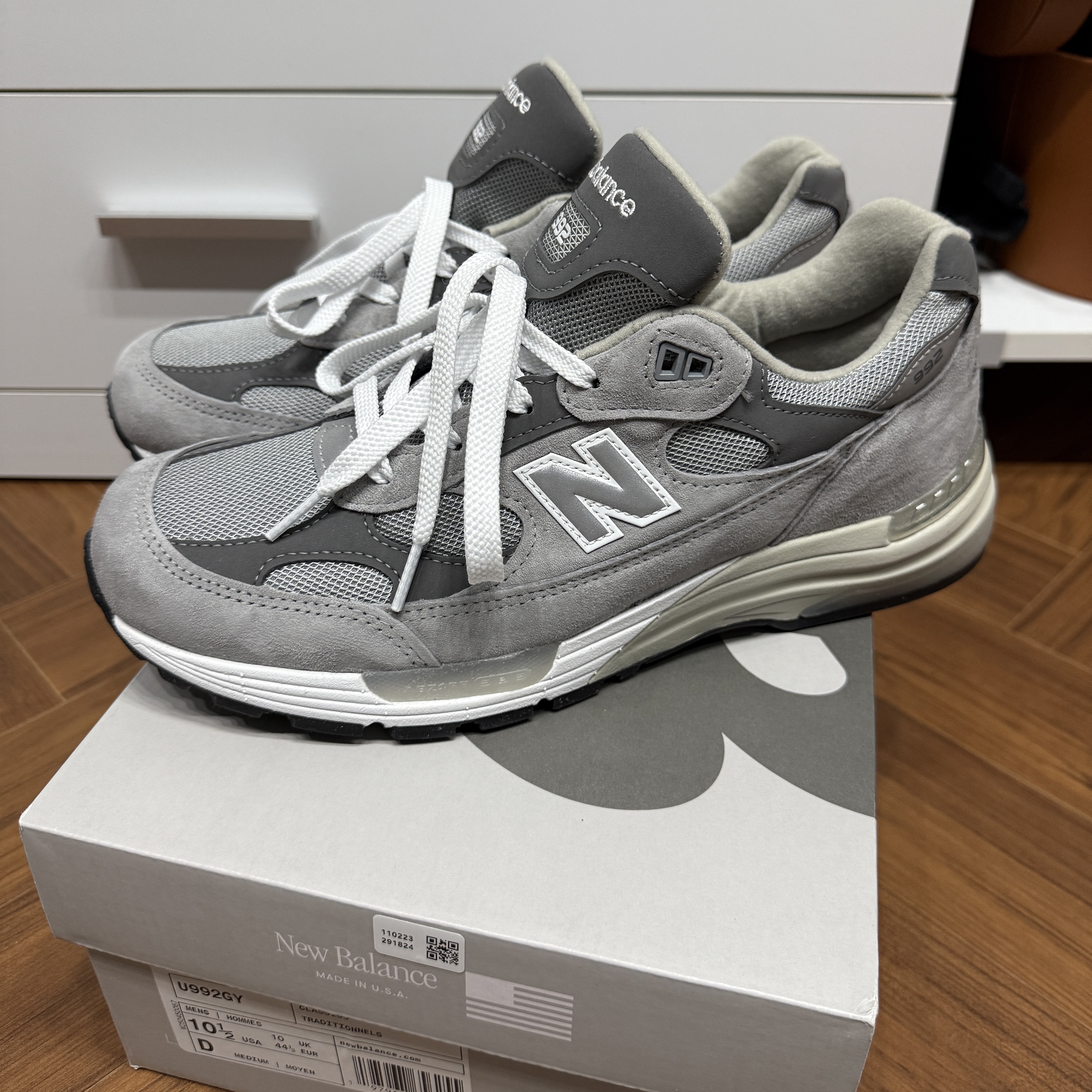 New Balance 992 Made in USA Core Grey Silver Metallic 착용 스타일 - 1