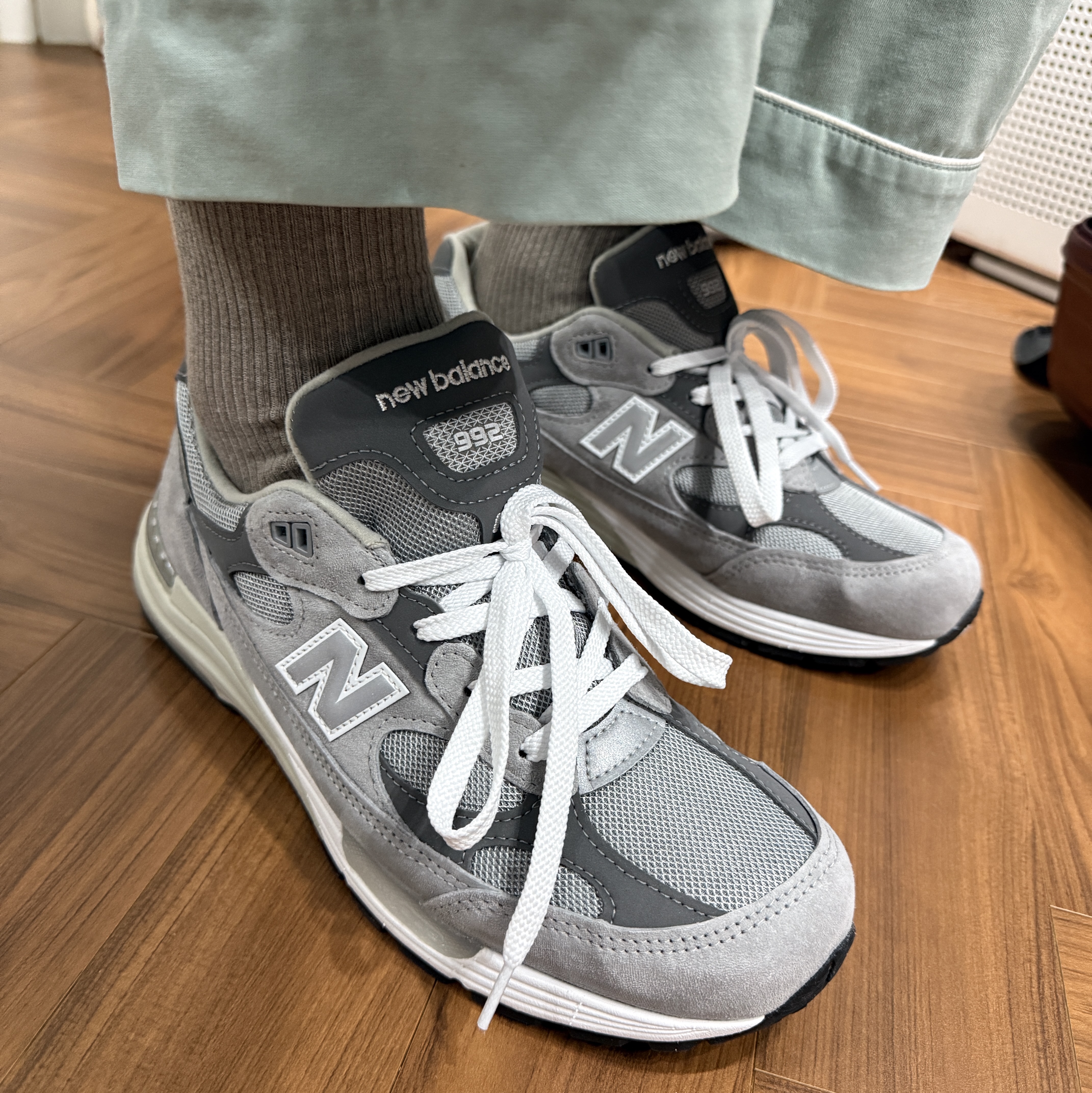 New Balance 992 Made in USA Core Grey Silver Metallic 착용 스타일 - 6
