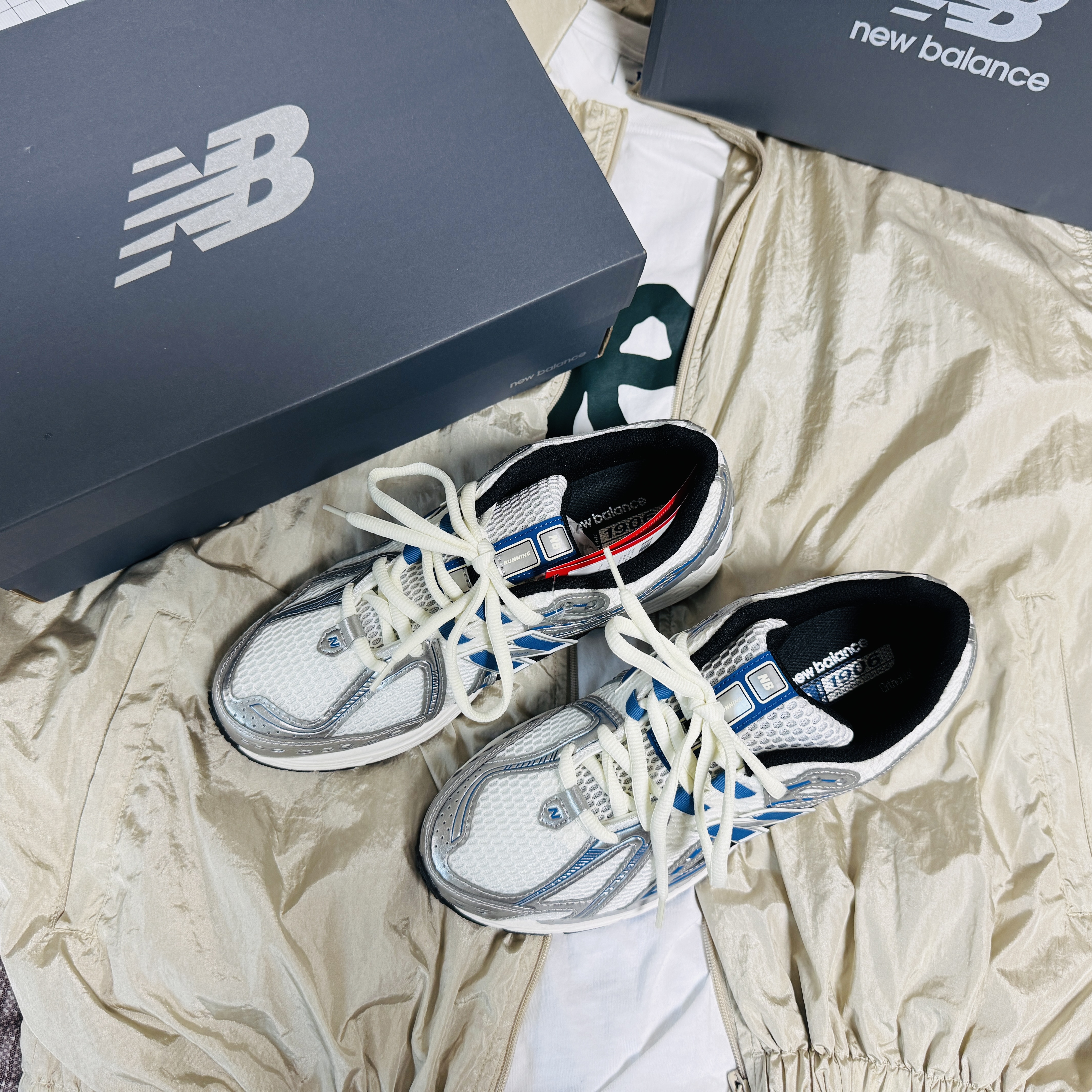 New Balance 1906R Silver Metallic Blue 착용 스타일 - 2