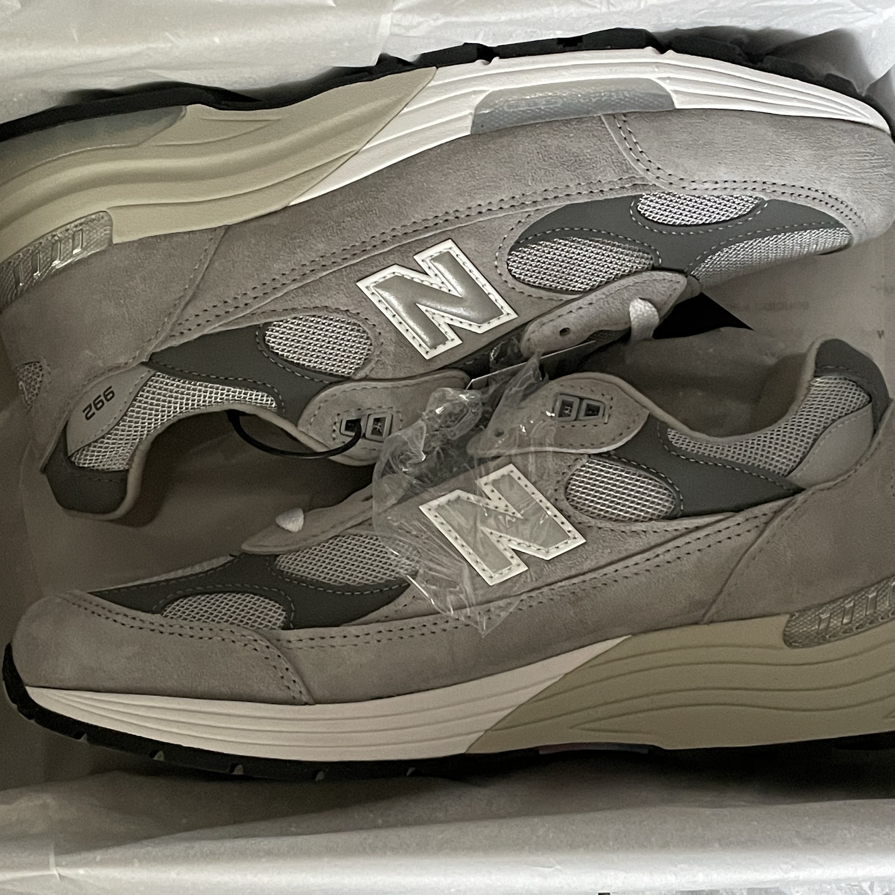 New Balance 992 Made in USA Core Grey Silver Metallic 착용 스타일 - 2