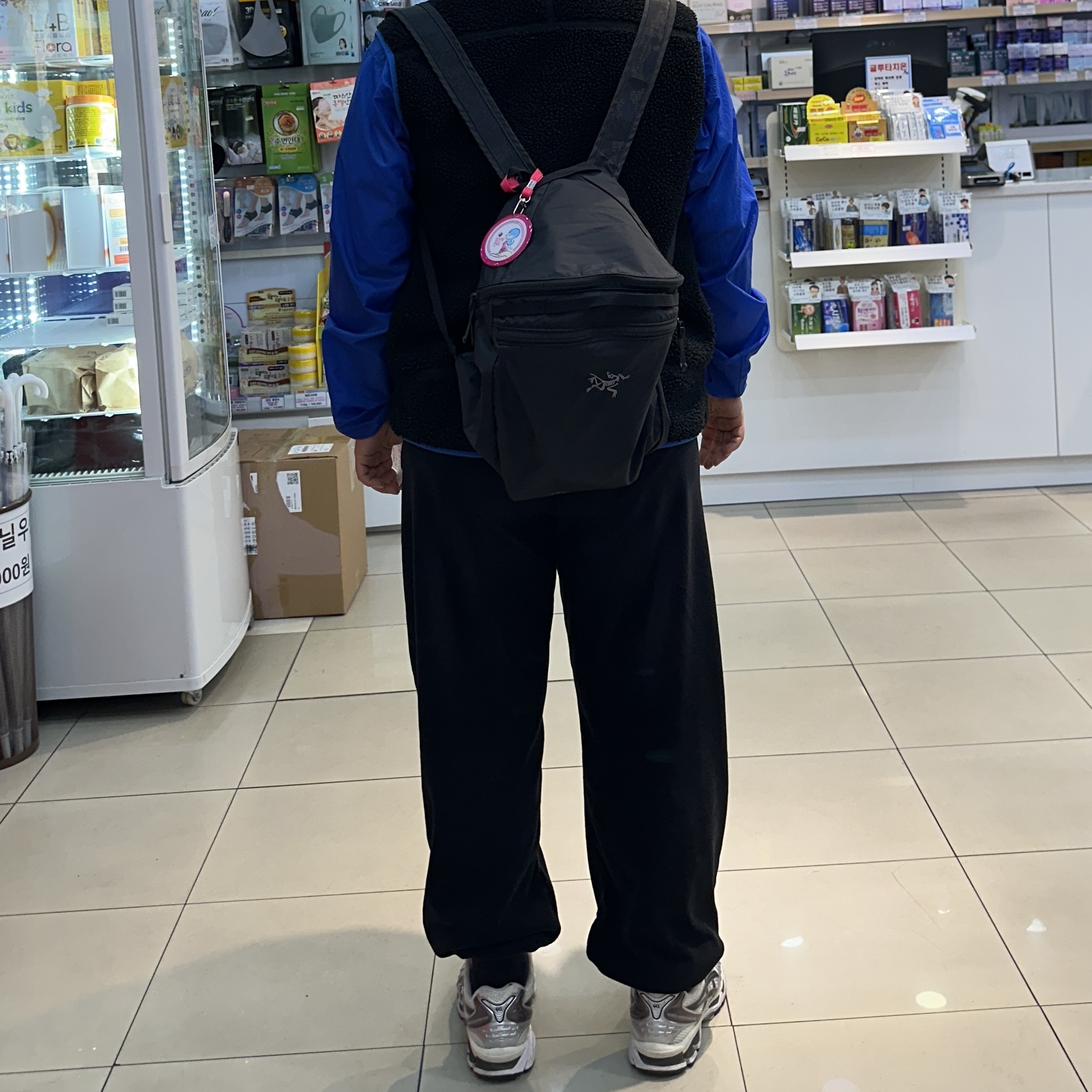 Arc'teryx Heliad 15 Backpack Black, Asics Gel-Kayano 14 Cream Black 착용 스타일 - 1