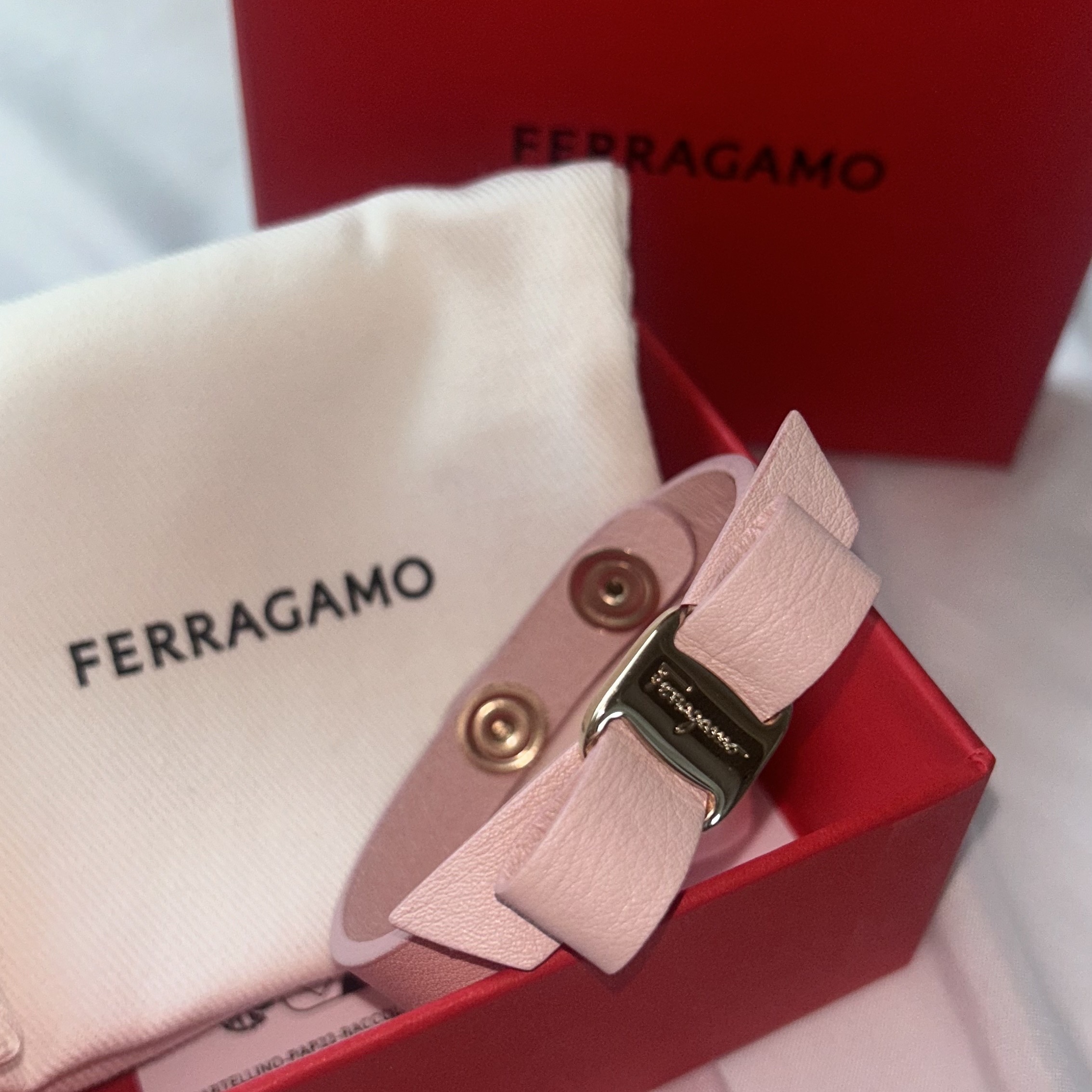 (W) Ferragamo Barra Leather Bracelet Bubblegum 착용 스타일 - 2