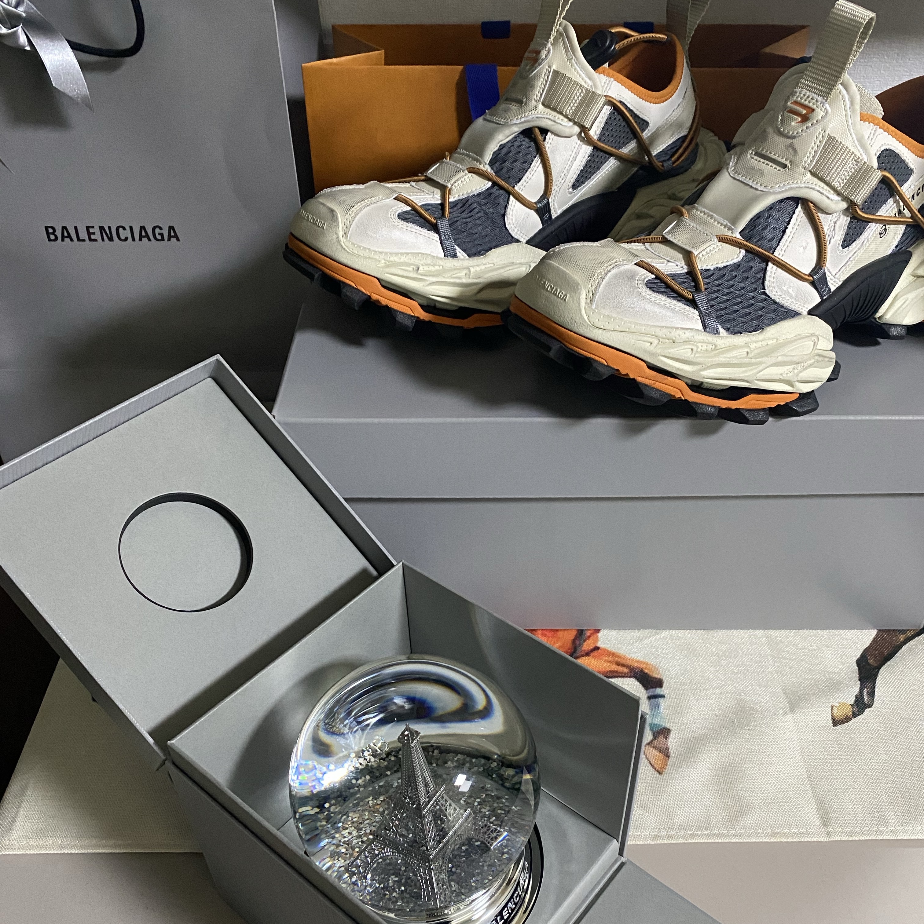 Balenciaga Hike Sneakers Beige Orange, Balenciaga Snowglobe Silver 착용 스타일 - 1