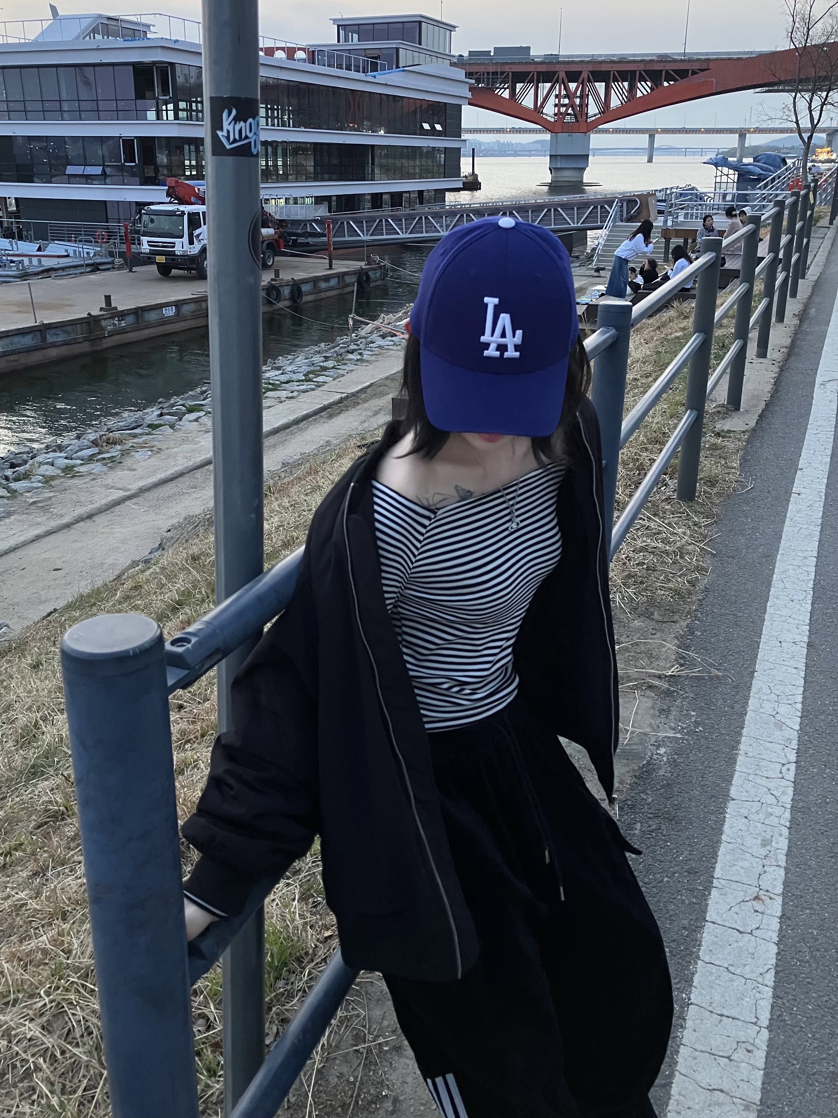 비비안 웨스트우드 메이페어 바스 릴리프 펜던트 실버, 뉴에라 59피프티 MLB 서울 시리즈 LA 다저스 다크 로얄 착용 스타일 - 3