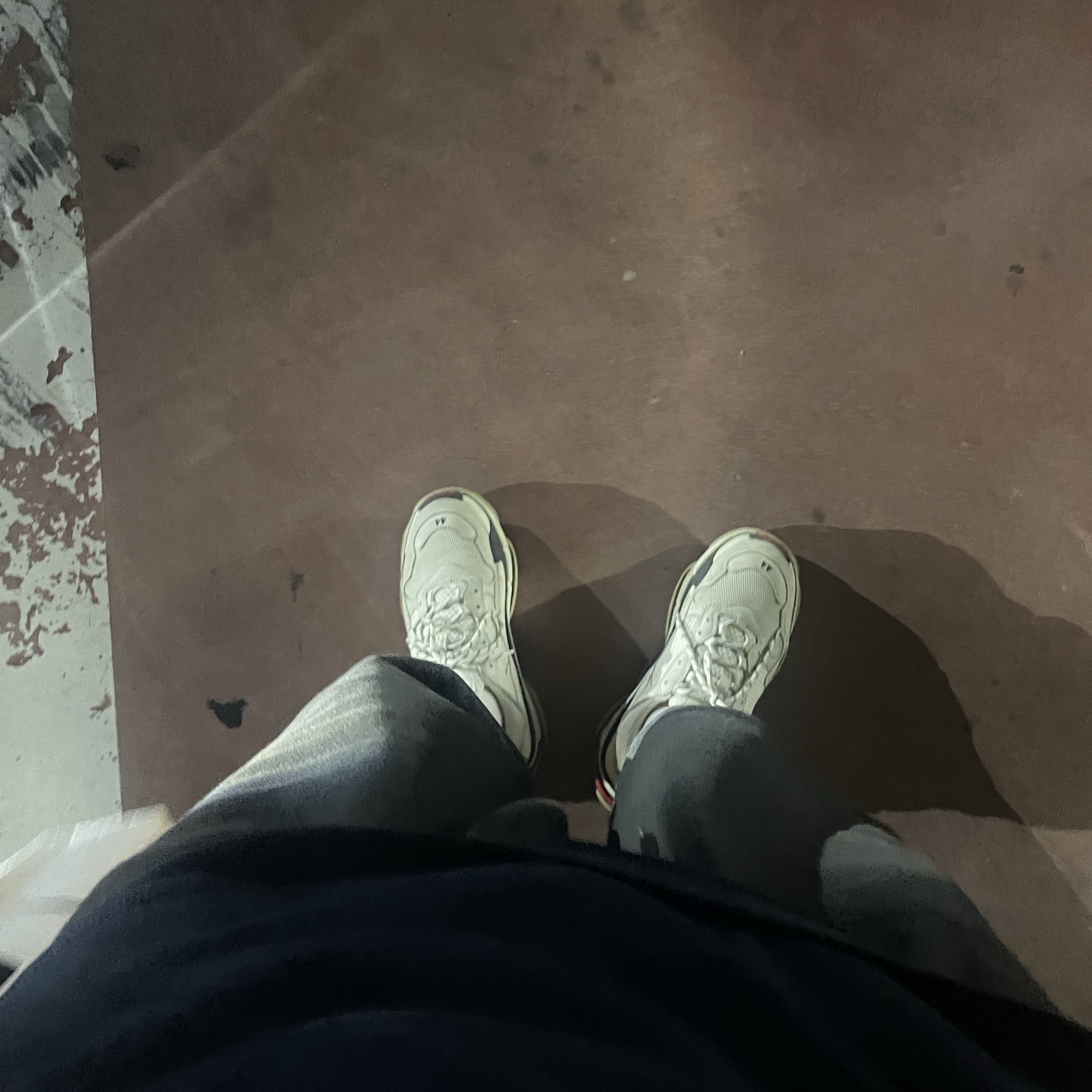 Balenciaga Triple S White Black Red 2019 착용 스타일