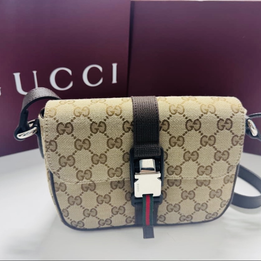 Gucci GG Mini Crossbody Bag Beige Dark Brown 착용 스타일