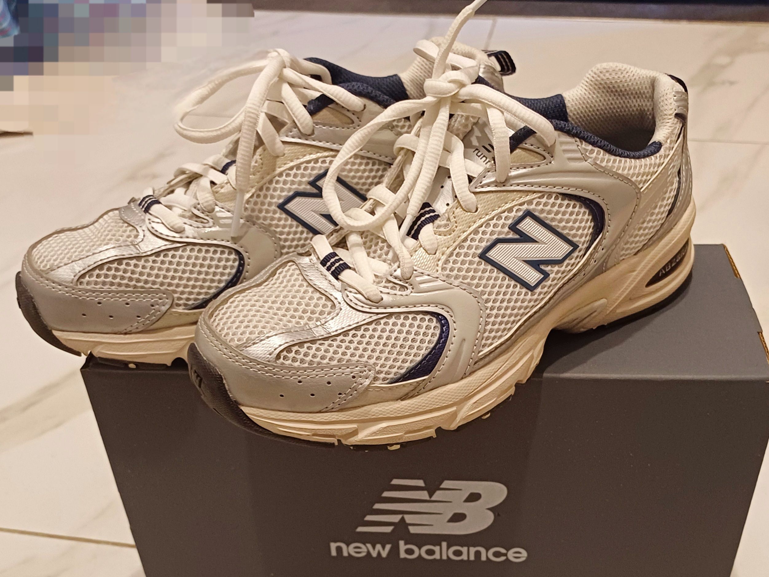 New Balance 530 Steel Grey 착용 스타일 - 2