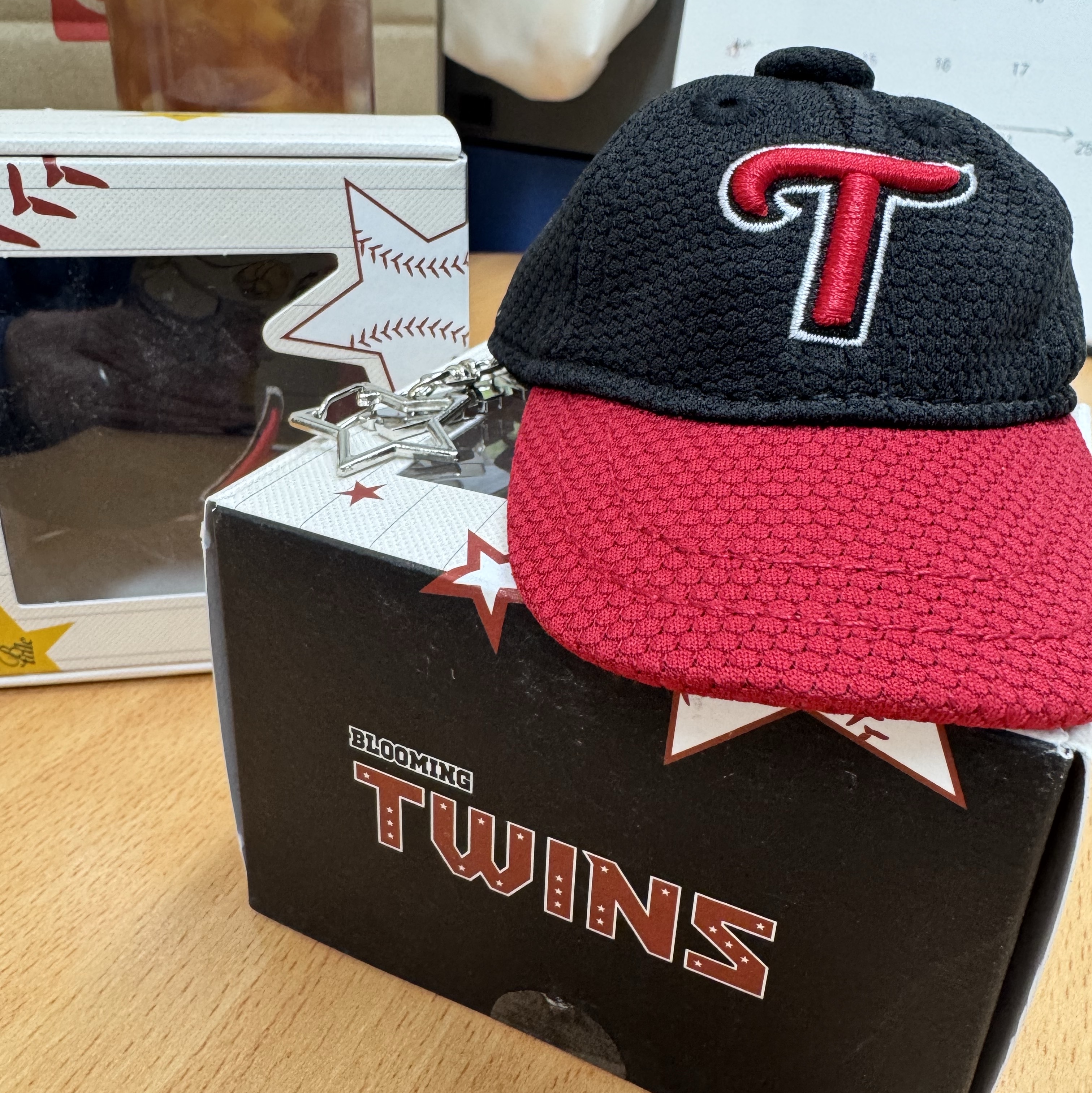 Twins x Bloomingtale Cap Keyring 착용 스타일