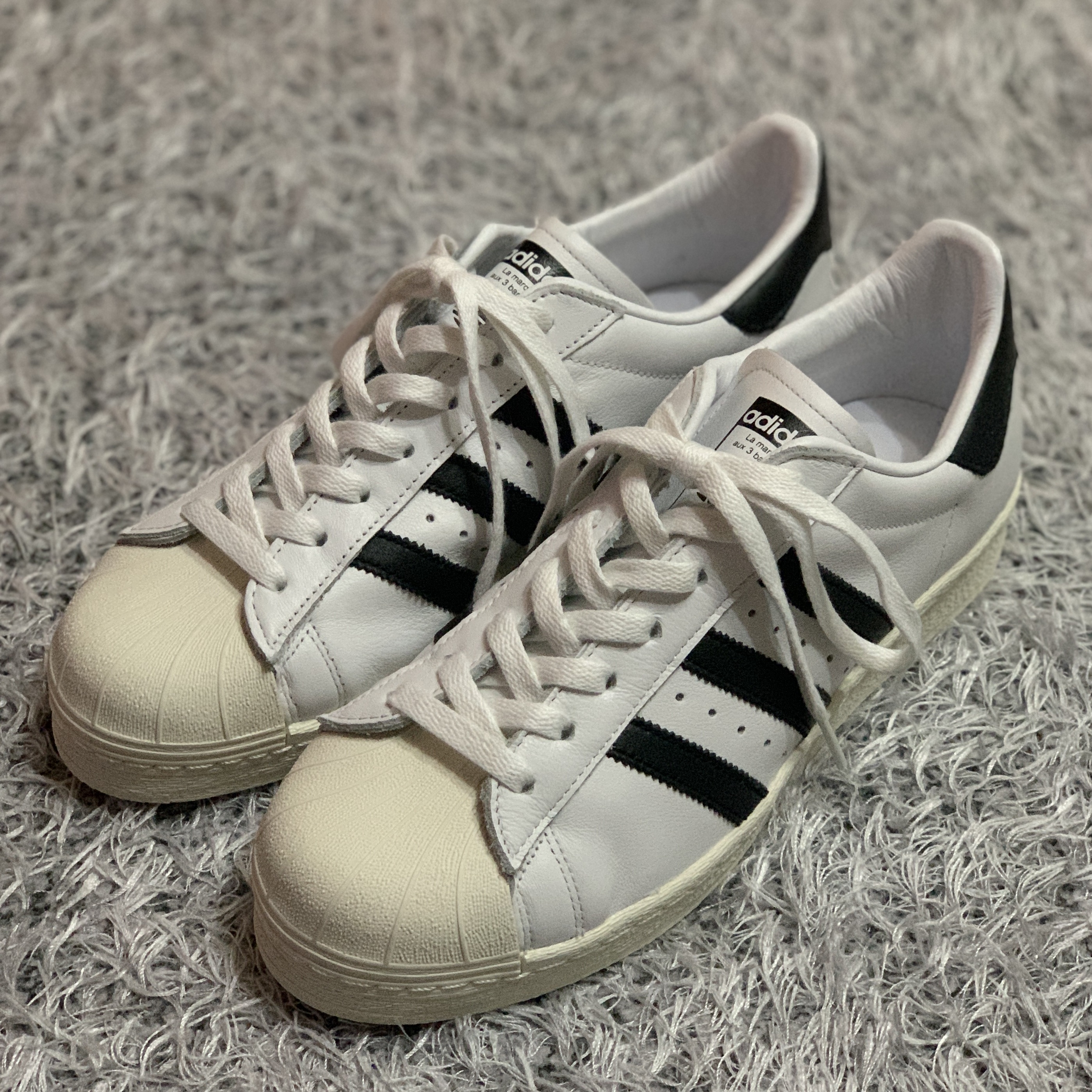 Adidas Superstar 82 Cloud White Core Black 착용 스타일