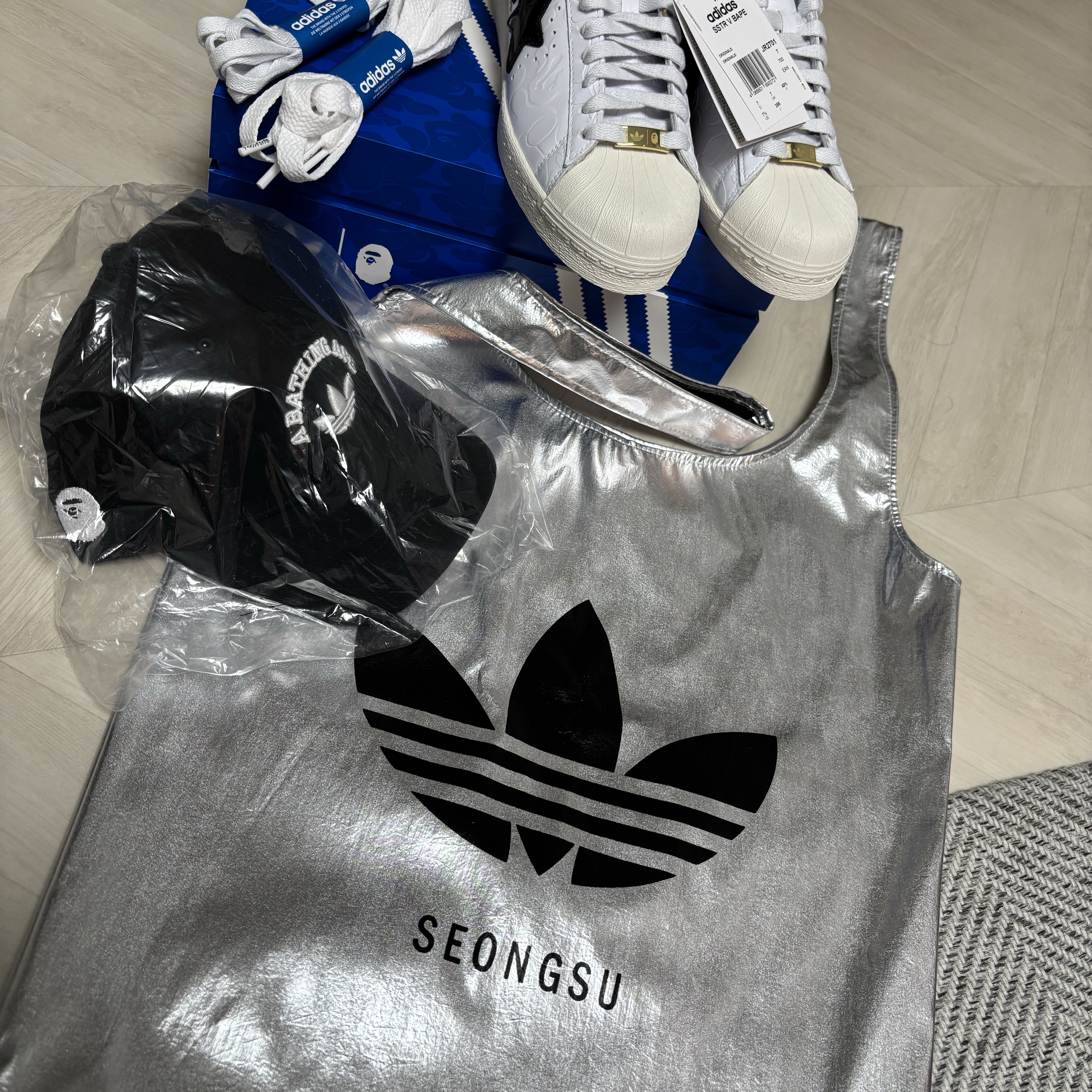 Adidas x BAPE Superstar Vintage Cloud White Core Black, Adidas x BAPE Baseball Cap Black 착용 스타일 - 2