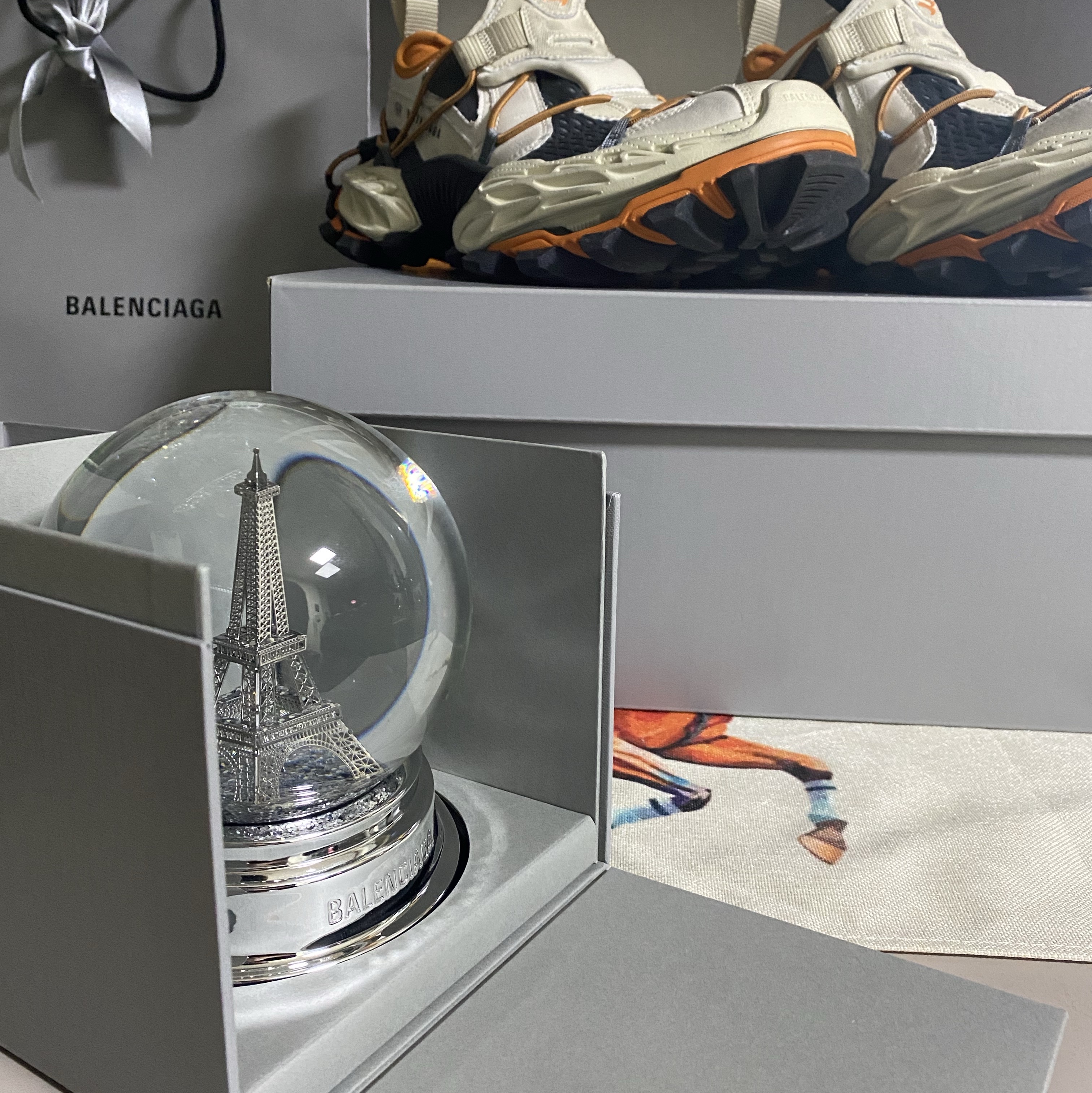 Balenciaga Hike Sneakers Beige Orange, Balenciaga Snowglobe Silver 착용 스타일 - 2
