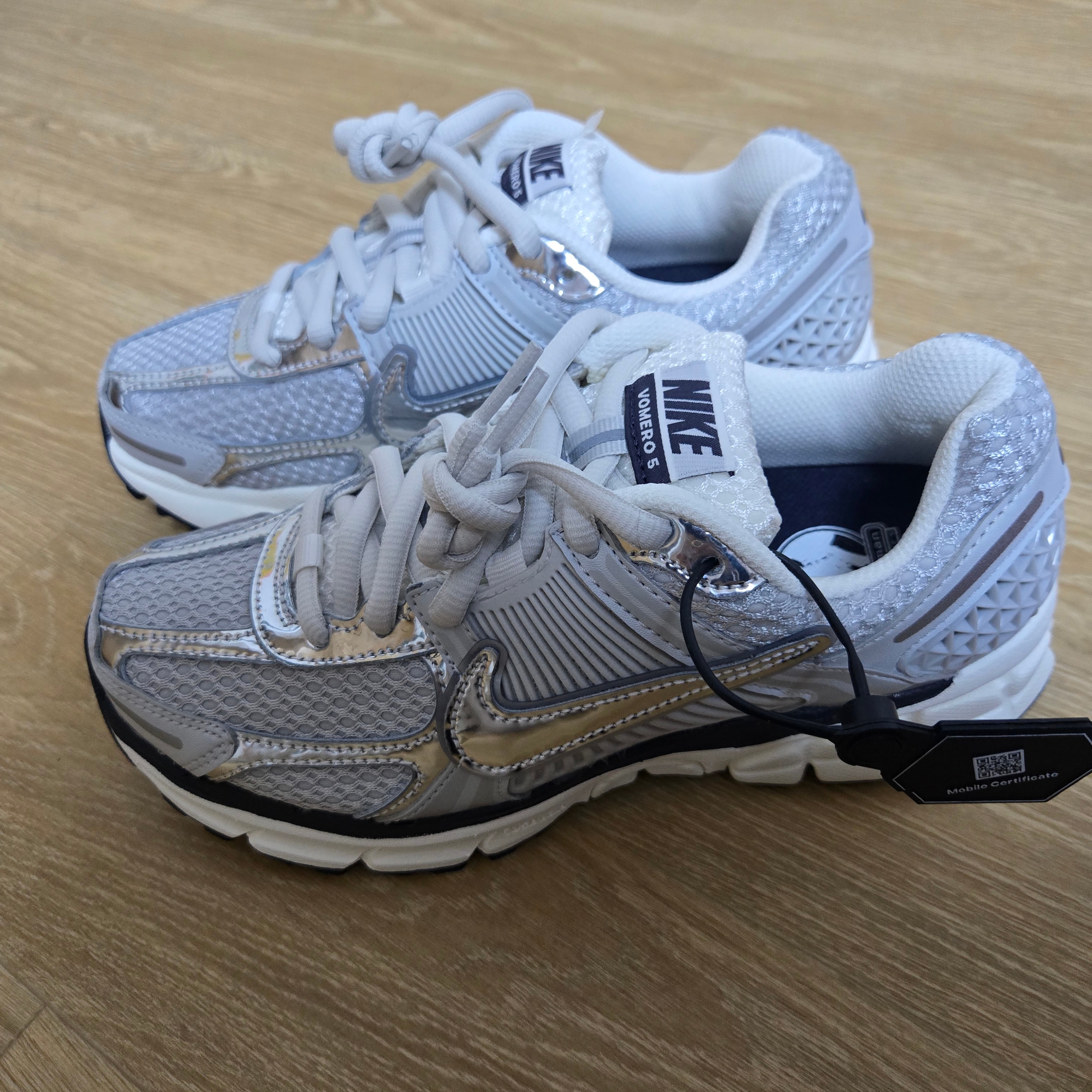 (W) Nike Zoom Vomero 5 Photon Dust and Metallic Silver 착용 스타일